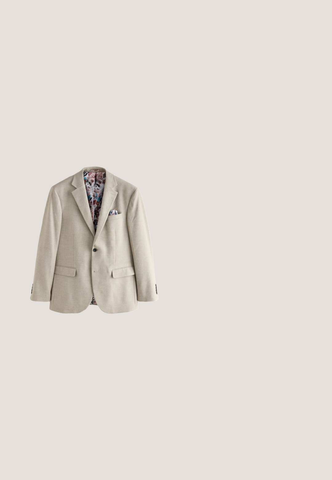 Beige colbert met één knoop, met insnijdingen in de revers, klepzakken en een bloemenpatroon binnenvoering en pochet.; Effen beige ronde hals gebreide trui met lange mouwen en geribde boorden en zoom.; Grijze, fijn gestreepte, op maat gemaakte broek met voorplooien, zijzakken, knoopsluiting in de taille en omgeslagen broekspijpen.; Bruine leren loafers met een glad oppervlak, licht afgeronde neus, decoratieve stiksels en een minimale zwarte rubberen zool.; Zilveren roestvrijstalen horloge met een witte gestructureerde wijzerplaat, zwarte lederen band en blauwe sub-dial. Bevat markeringen en wijzers voor uur en minuut.; Bruine leren riem met een rechthoekige zilveren gesp, voorzien van een gladde textuur en verschillende gaten voor aanpassing, met een licht gebogen uiteinde.