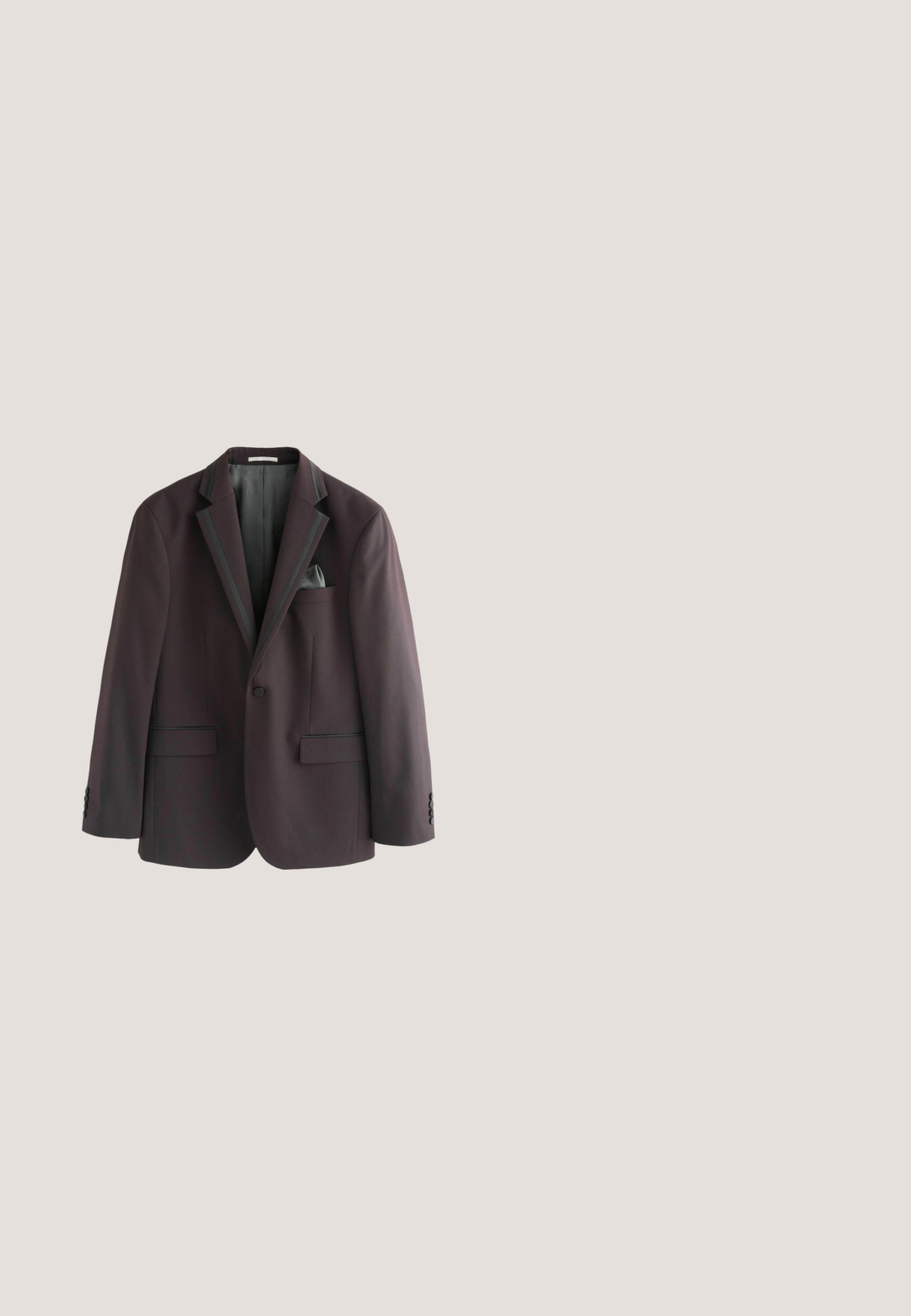 Mørk lilla herreblazer med sort kant på klapperne og lommerne, enkeltknaplukning og et lommetørklæde i brystlommen.; Langærmet mørkelilla skjorte med knapper, med brystlomme og klassisk krave, vist på hvid baggrund.; Sorte skræddersyede bukser med en glat tekstur, der har et tætsiddende design, baglommer og lige ben.; Bordeaux læder loafers med en glat finish, rektangulær frontdetalje og en afrundet tå, med en sort gummisål.; Burgunder silkebind og matchende lommetørklæde lagt fladt på en hvid baggrund.; Sort læderbælte med en tekstureret finish, der har en sølvfarvet rektangulær spænde og en løkke til at sikre enden. Enkel og funktionel design.