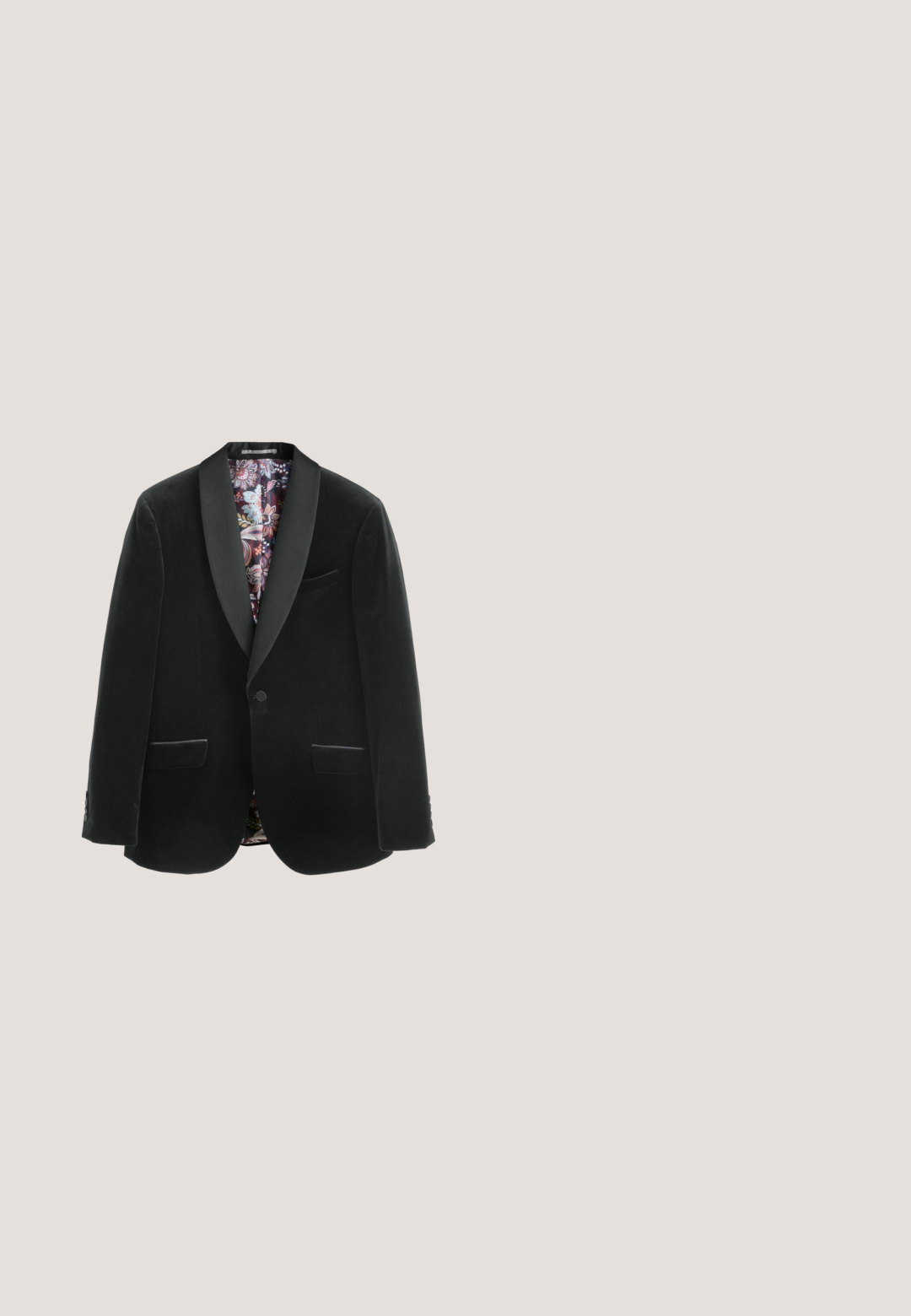 Zwarte fluwelen blazer met satijnen schouderkraag, twee voorzakken, één borstzak en een gemusterde binnenvoering. Knopsluiting aan de voorkant.; Witte blouse met lange mouwen van katoen, met een geplooide voorkant, klassieke kraag en knoopmanchetten. Glad oppervlak zonder zichtbare patronen.; Zwarte op maat gemaakte broek met een slim fit, platte voorkant en subtiele glans. Het heeft een gladde zwarte tailleband en kreukdetails langs de benen.; Zwarte glanzende leren formele Oxfordschoen met gesloten vetersluiting en lage hak, vanaf de zijkant gezien op een witte achtergrond.; Zwarte satijnen vlinderdas met een klassieke vorm, voorzien van een gladde textuur en een centrale knoop, bevestigd aan een stoffen band.; Zilveren oorknoppen met ronde, witte parels. De parels hebben een gladde, glanzende oppervlakte en zijn opgehangen aan een slanke, gepolijste metalen haak.