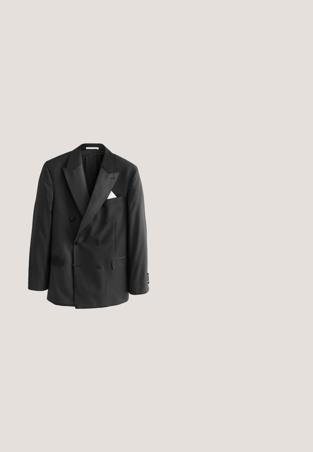 Sort dobbeltradet blazer med satin peak revers, fire knapper på hver side og to forlommer med klap, vist på hvid baggrund.; Sort skjorte med lange ærmer og en spidse krave, der har et slips med gyldent paisley-mønster. Glat stof, knaplukning foran.; Sorte bukser med lige ben, der har plisseringer, en enkelt knaplukning og bæltests. Fremstillet af glat stof.; Sort herresko uden snørebånd med lav hæl, dækket af små sorte nitter, der danner en mønstret tekstur.; Sort fløjls butterfly med en knude i midten, symmetriske brede løkker og en blød, plyssede tekstur.; Sort tekstureret læderbælte med spænde i sølvmetal i kvadratisk form, rullet sammen med en ekstra læderløkke på en hvid baggrund.
