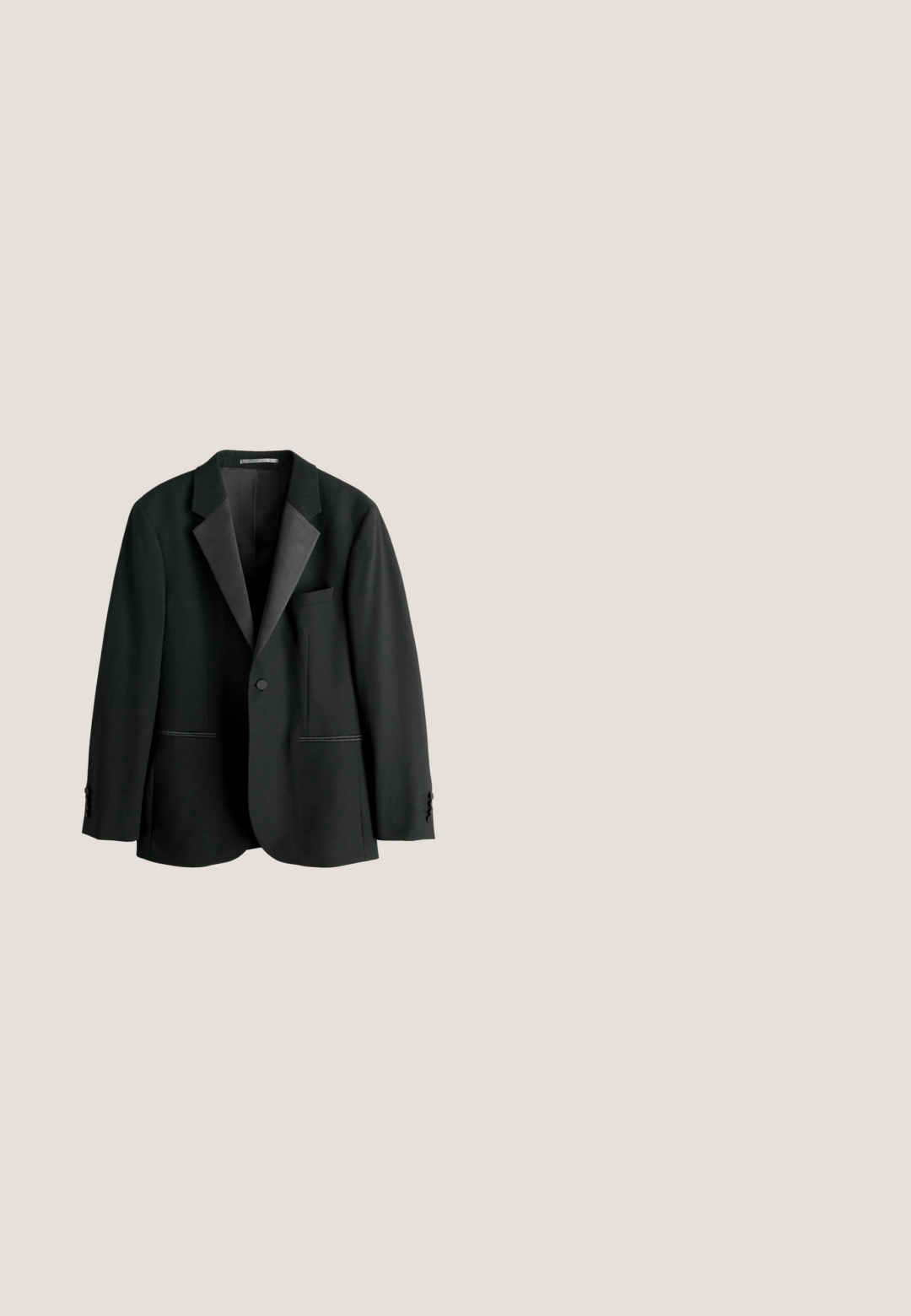 Veste noire à revers crantés, fermeture à un seul bouton, deux poches frontales et tissu texturé. Présente un accent satin lisse sur les revers.; Chemise blanche à boutons en tissu lisse, avec un col classique, des manches longues et un ourlet droit sans motifs ni accents.; Tissu noir tissé présentant une surface texturée avec des motifs uniformes et imbriqués, adapté à diverses applications textiles.; Mocassin à double boucle en cuir noir avec boucles argentées et petit talon, présenté de profil sur fond blanc.; Noeud papillon en tissu noir avec un motif à pois blancs, doté d'une sangle ajustable et d'un clip de fixation en plastique noir. Texture lisse et forme symétrique.; Ceinture en cuir noir avec une finition texturée, dotée d'une boucle en métal argenté et de plusieurs trous pour un ajustement réglable.