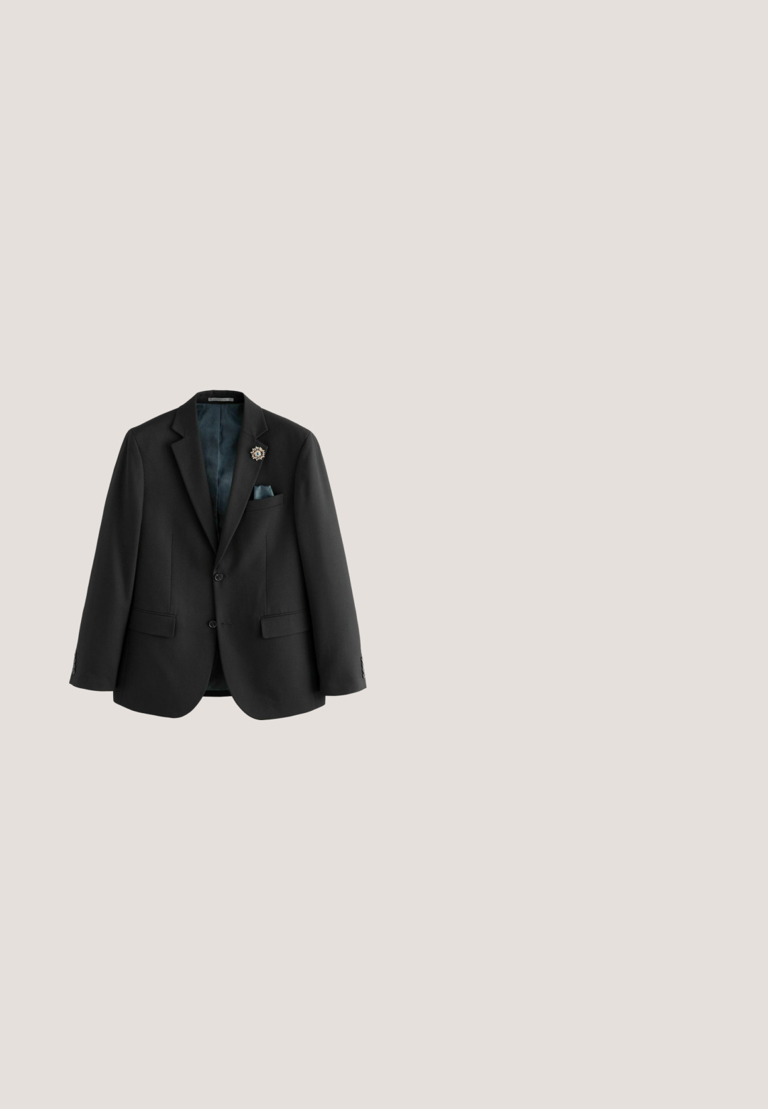 Zwarte herenblazer met twee knopen aan de voorkant, puntige revers, borstzak met een blauw pochet en een decoratieve speld op het linkerrevers.; Zwarte open voorkardigan gemaakt van lichtgewicht, gestructureerde stof. Beschikt over lange mouwen en een ontspannen pasvorm, geschikt voor het combineren van kleding.; Witte blouse met knopen, voorzien van een geplooide voorzijde, kraag en lange mouwen, gemaakt van soepele katoenen stof.; Zwarte op maat gemaakte broek met ceintuurlussen, voorste knoopsluiting en zijzakken, plat weergegeven op witte achtergrond.; Zwarte gepatineerde leren dresschoenen met een slank ontwerp, ronde neus en een lage hak. Voorzien van een vetersluiting en een gladde oppervlaktextuur.; Zwarte vlinderdas van gestructureerde stof met een subtiele gestreepte patroon. Heeft een centrale knoop en grote, brede uiteinden.