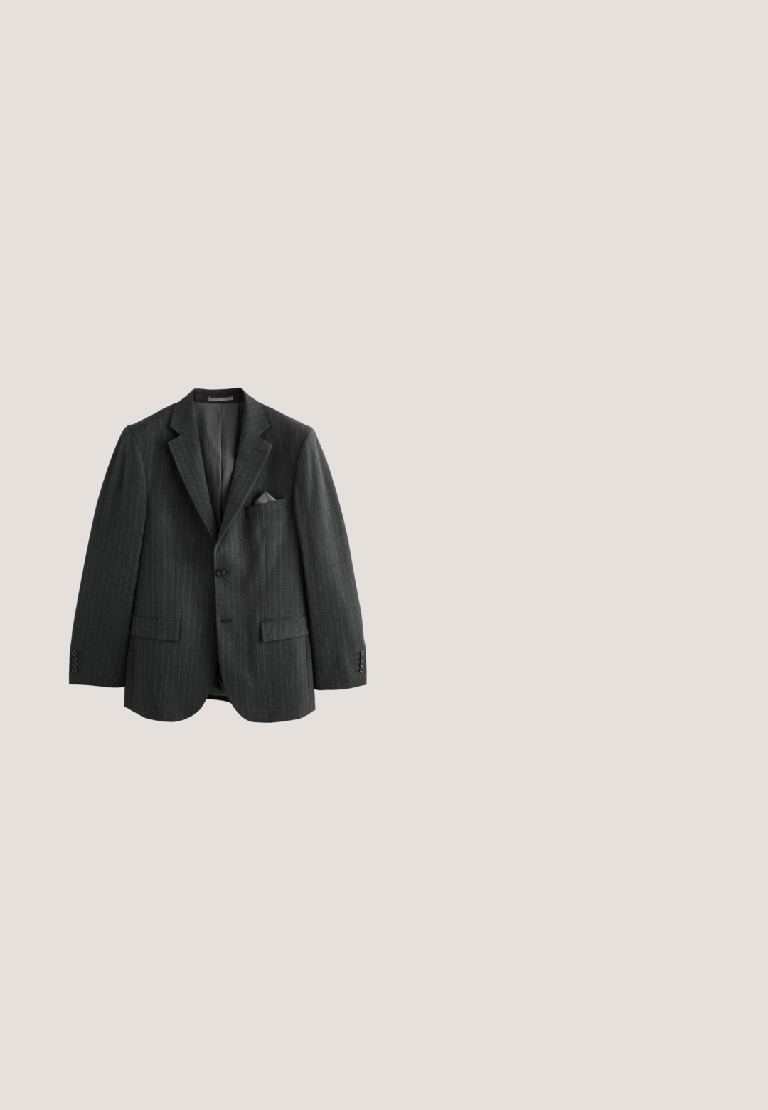 Blazer gris oscuro de rayas finas con solapas con muesca, dos bolsillos frontales con solapa, un bolsillo en el pecho con pañuelo y puños con botones.; Camisa blanca de manga larga con cuello clásico, cierre delantero de botones y dobladillo redondeado. Fabricada en suave algodón sin estampados.; Pantalones grises simples de pierna recta con bolsillos laterales, trabillas para cinturón y cierre de botón en la cintura sobre un fondo blanco.; Mocasines de cuero negro con dos acentos de hebilla plateada, puntera afilada y tacón bajo. Textura lisa con detalles de costura mínimos.; Pulsera de tela de punto azul oscuro con un patrón texturizado, rectangular y plana sobre un fondo blanco.; Cinturón de cuero negro con costuras visibles y una hebilla plateada brillante, colocado plano en posición enrollada sobre un fondo blanco.