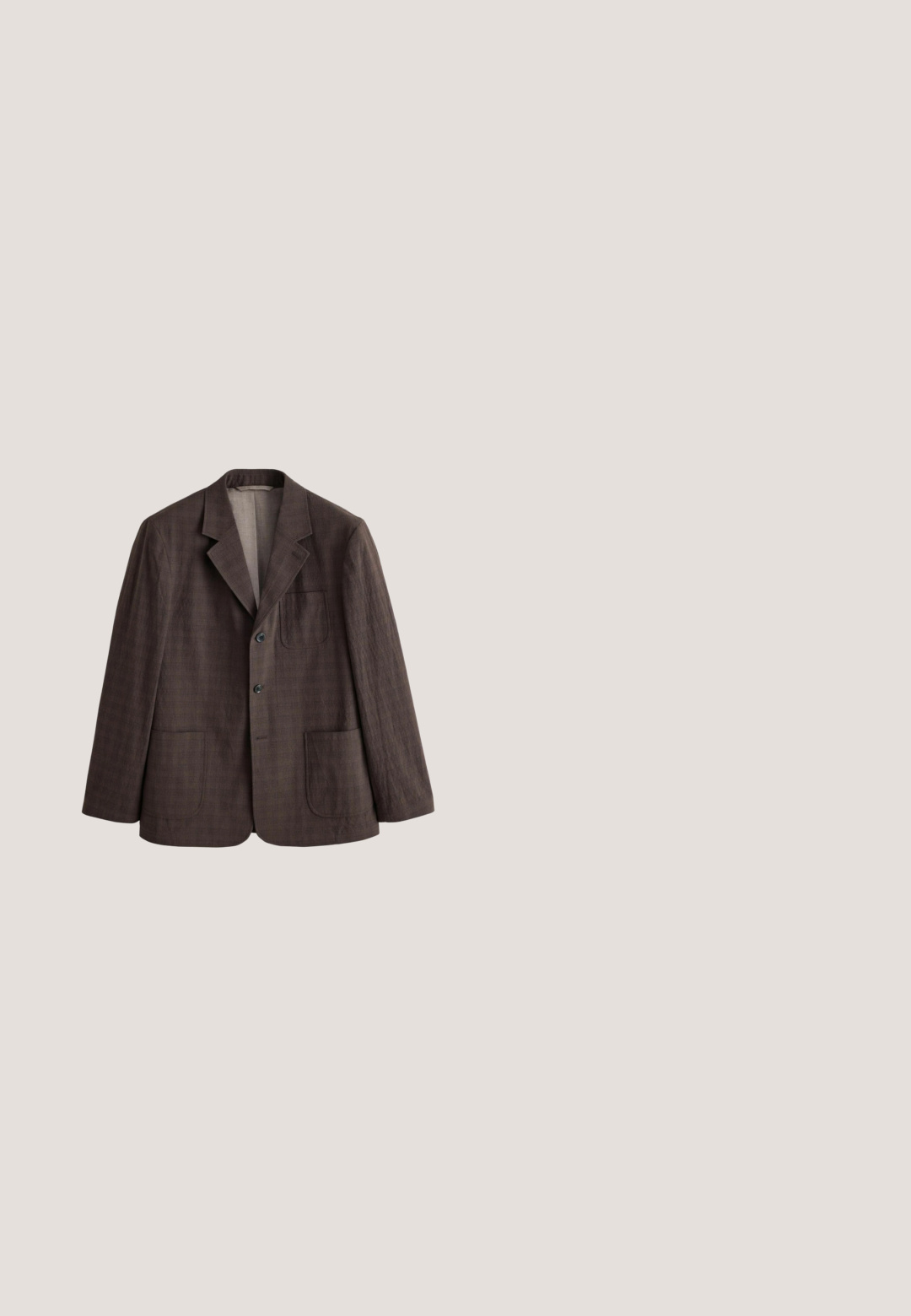 Blazer marrón oscuro a cuadros con solapas con muesca, dos bolsillos frontales inferiores, un bolsillo en el pecho y dos botones negros en la parte delantera.; Top sin mangas de punto en beige claro con patrón de tejido abierto, cuello redondo y ribete acanalado. Textura suave; diseño casual adecuado para superponer.; Pantalones de pana marrón con un diseño de pierna ancha, que presentan una textura acanalada vertical, cierre de botón y trabillas para cinturón estándar.; Zapatos Oxford de cuero marrón con detalles perforados, cierre de cordones y punta redondeada. Textura suave y suela en contraste.; Bufanda a cuadros marrón hecha de un tejido suave con flecos en los bordes. Presenta una mezcla de líneas marrón oscuro, naranja, negro y azul claro en un diseño a cuadros.; Bolso mensajero de cuero marrón desgastado con asa superior y correa de hombro ajustable de tela oscura, con costuras mínimas y cierre de solapa.