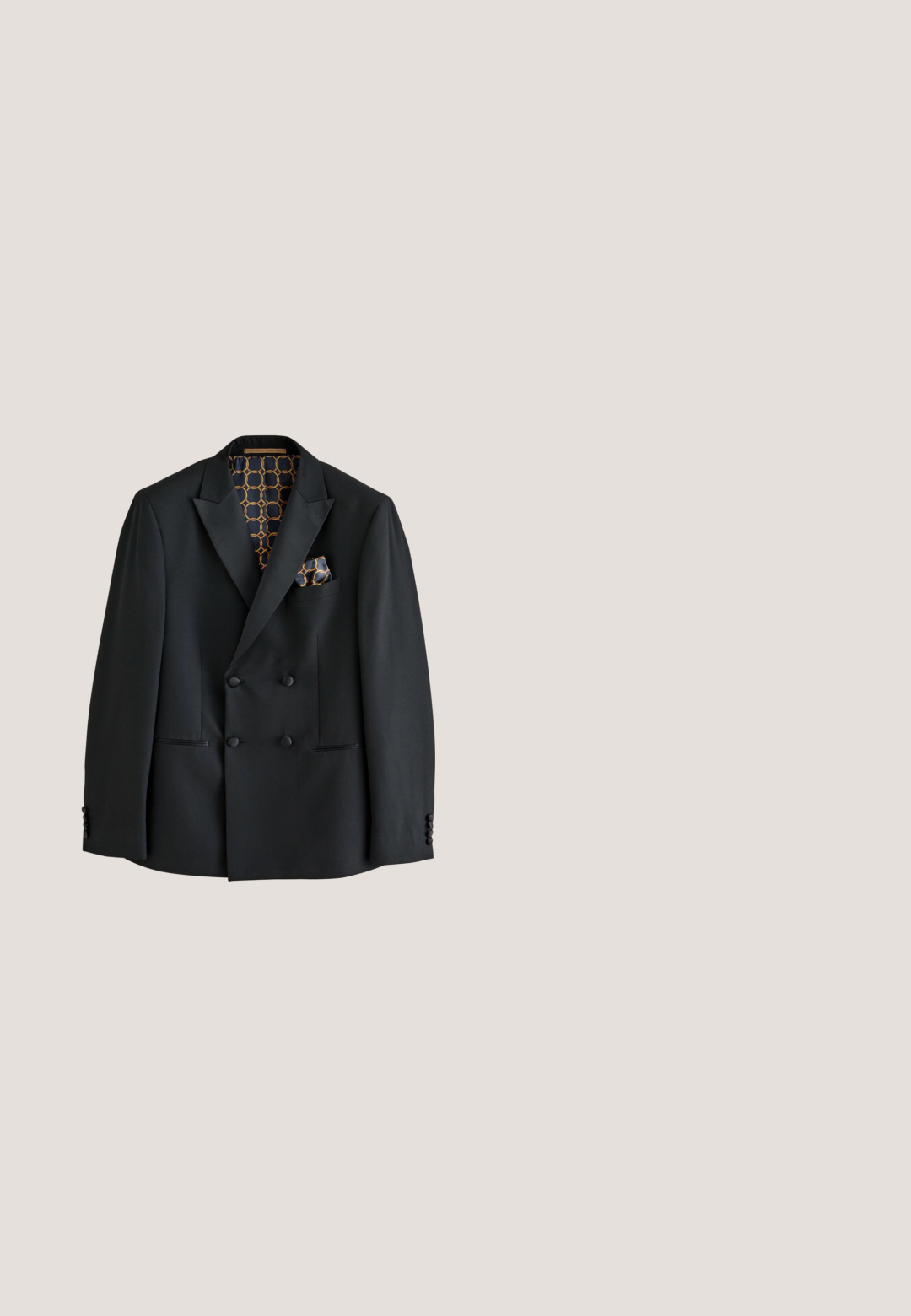 Blazer negro de doble botonadura hecho de tela lisa, con un forro estampado en dorado y azul marino, acompañado de un pañuelo de bolsillo a juego.; Camisa blanca de vestir de manga larga con botones negros, cuello puntiagudo y puños abotonados, exhibida sobre un fondo liso.; Pantalones negros con un corte a medida, que presentan una textura suave y un diseño de pierna recta. La cintura tiene pasadores para cinturón y un acabado limpio.; Zapato de vestir de hombre de charol negro con cordones cerrados y tacón bajo, mostrado de perfil sobre un fondo blanco.; Pajarita de tela negra texturizada con correa ajustable, extendida sobre un fondo blanco.; Cinturón negro de cuero brillante con hebilla de metal plateado, enrollado sobre un fondo blanco.