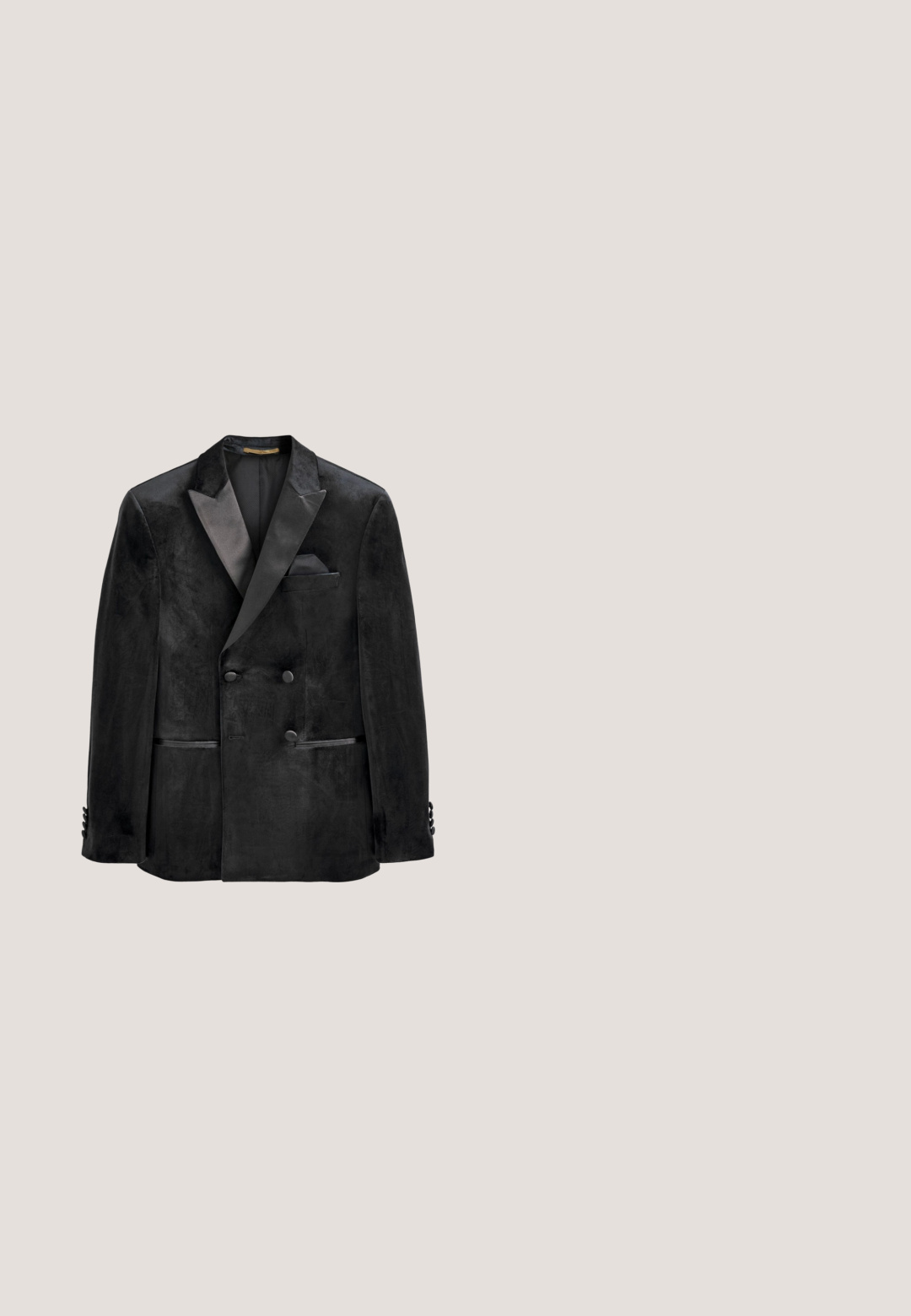 Schwarzer Samtblazer mit satinierter Spitzenlapel, doppeltreihigen Knöpfen, Fronttaschen und strukturiertem Finish. Enthält ein Einstecktuch.; Langärmliges weißes Hemd mit verdeckter Knopfleiste und klassischem Kragen, auf einfachem Hintergrund dargestellt.; Schwarze, maßgeschneiderte Bundfaltenhose mit Gürtelschlaufen und Seitentaschen, flach auf weißem Hintergrund dargestellt.; Schwarzer glänzender Lederschuh für Herren, formell, mit Schnürung, spitzer Zehenpartie und niedrigem Absatz auf weißem Hintergrund.; Schwarze Satin-Fliege mit glatter Textur und verstellbarem Band. Besitzt eine klassische Schmetterlingsform mit einem zentralen Knoten detail.; Silberfarbene Manschettenknöpfe in rechteckiger Form mit einer strukturierten Musterung von Pyramiden auf der Oberfläche. Mit einem Schnappverschluss.