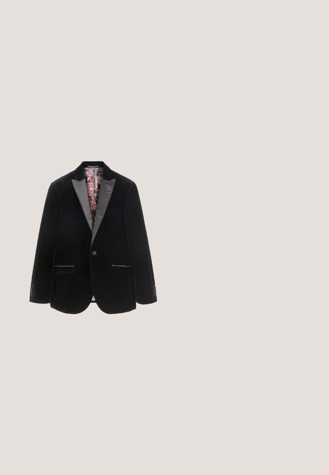 Blazer en velours noir avec revers en satin, deux poches avant et doublure en imprimé floral décoratif. Fermeture à un bouton, tissu texturé.; Chemise de dress blanche à manches longues avec un nœud papillon noir, des boutons noirs et un col classique. Texture lisse avec une coupe structurée.; Pantalon en coton noir à coupe slim, avec deux poches latérales et une fermeture à bouton à l'avant. Tissu texturé avec des détails subtils.; Chaussure oxford formelle en cuir verni noir avec lacets et petit talon, vue de côté sur fond blanc.; Nœud papillon en satin noir de forme classique, avec une texture lisse et un nœud central, fixé à une bande en tissu.; Ceinture en cuir noir roulée avec une boucle rectangulaire argentée brillante et plusieurs trous d'ajustement.