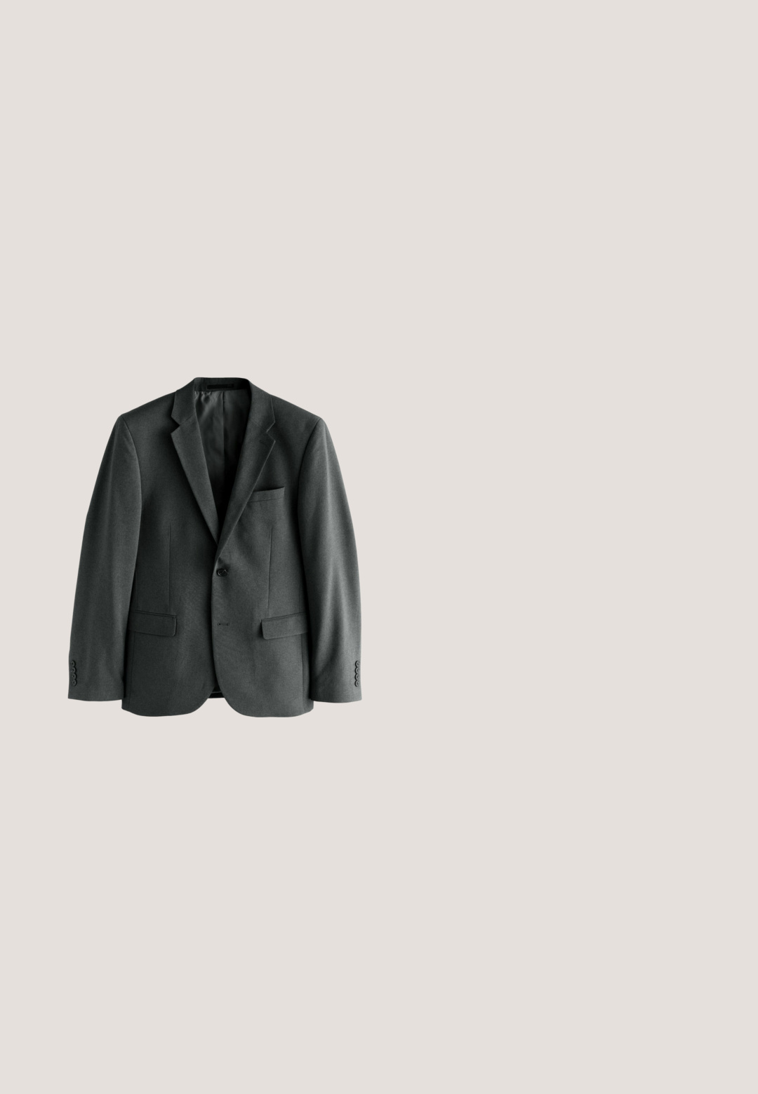 Chaqueta de traje para hombre de color gris oscuro con solapas con muesca, dos bolsillos frontales con solapa, bolsillo en el pecho y cierre de un solo botón.; Camisa blanca de manga larga y botones, hecha de algodón, que presenta un cuello clásico, botones en la parte delantera y un detalle de costura minimalista.; Pantalones de vestir a medida de color gris oscuro con trabillas para cinturón, bolsillos delanteros y un ajuste recto y ceñido, mostrados planos sobre un fondo blanco.; Zapato de vestir de cuero negro con un diseño elegante, punta redonda, cinco ojales para los cordones y un pequeño tacón elevado. Detalle de logo sutilmente embossado.; Reloj redondo de plata con esfera blanca, números romanos negros, manecillas azules que marcan las 10:08, correa de cuero negro texturizado y ventana de fecha a las 6 en punto.; Cinturón de cuero negro con acabado mate, que presenta una hebilla metálica rectangular y una correa que muestra el logo de Calvin Klein.