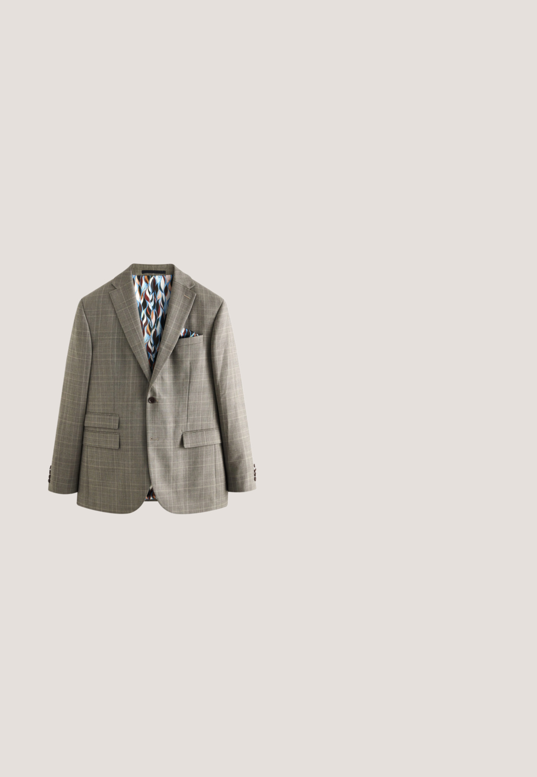 Next REGULAR FIT SIGNATURE BRITISH FABRIC - Anzugsakko - neutral; Weißes Herrenhemd mit langen Ärmeln, klassischem Kragen und durchgehender Knopfleiste vorne, auf einem schlichten weißen Hintergrund dargestellt.; Beige maßgeschneiderte Hose aus einem glatten Stoff, mit Knopfverschluss, Gürtelschlaufen und schmalem Schnitt mit geradem Bein.; Braune Wildleder-Oxford-Schuhe mit abgerundetem Zeh, fünf Ösen, kontrastierenden Nähten und einem niedrigen, geschichteten Absatz. Glatte Textur und klassisches Design.; Beige Krawatte mit diagonalen grauen Streifen, flach auf weißem Hintergrund ausgelegt.; Brauner geflochtener Stoffgürtel mit dunklen Lederenden und einer silbernen rechteckigen Metallschnalle vor weißem Hintergrund.