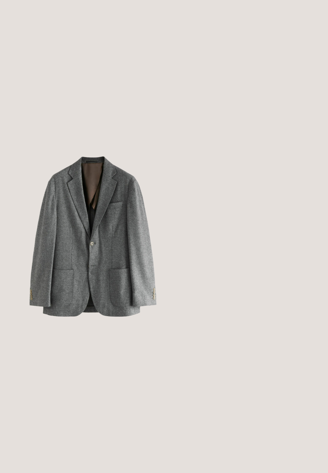 Blazer de mezcla de lana gris con solapa muesca, dos bolsillos frontales y cierre de un solo botón; presenta una sutil textura de espiga y botones en tono dorado.; Camisa de vestir blanca de manga larga con botones, cuello abierto y puños abotonados, mostrada sobre un fondo blanco liso.; Pantalones formales ajustados de color gris oscuro con cierre de botón y trabillas para cinturón, mostrados sobre un fondo gris claro.; Zapato de vestir de cuero negro con un acabado suave, puntera redondeada, tacón bajo y diseño de cordones. Presenta acentos minimalistas para una apariencia elegante.; Reloj redondo negro con bisel plateado, marcadores de hora blancos y pantalla de fecha a las 6 en punto. Presenta una correa de cuero negro texturizada.; Cinturón de cuero negro con una textura suave, que cuenta con una hebilla rectangular de metal plateado y un diseño elegante. Los extremos se estrechan hacia una forma redondeada.