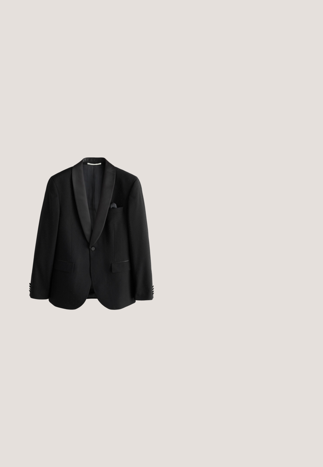 Zwarte smokingjas met satijnen sjaalkraag, sluiting met één knoop en subtiele gestippelde textuur, voorzien van een borstzak met een zwart pochet.; Witte katoenen overhemden met een gestructureerde kraag, gecombineerd met een lichtgrijs gestructureerd strikje. Etiket leest "NEXT TAILORING REGULAR FIT."; Zwarte op maat gemaakte broek met een slim fit, platte voorkant en subtiele glans. Het heeft een gladde zwarte tailleband en kreukdetails langs de benen.; Zwarte glanzende leren oxfordschoen met cap toe, gesloten vetersluiting en lage hak, getoond in zijprofiel op witte achtergrond.; Reiss CEREMONY PLAIN - Pochet - white; Zwarte bretels met clips en een bijpassende strik, gemaakt van gladde stof met een elegante afwerking, voorzien van verstelbare banden en een minimalistisch ontwerp.