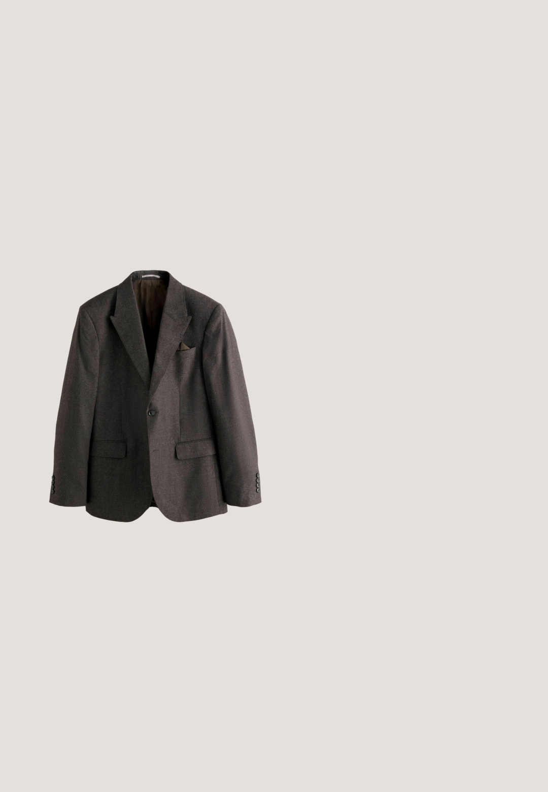 Mørkegrå herreblazer med skrå lapeller, enkeltknaplukning, klaplommer og et lommetørklæde i brystlommen.; Sort langærmet sweater med høj hals, lavet af let strikket materiale. Har et diskret logo på brystet og tætsiddende manchetter.; Sorte bukser lavet af letvægtsstof, med en lige ben-design, knaplukning og for-lommer. Glat tekstur uden mønstre.; Sort lædersneaker med hvid gummisål og sorte snørebånd, placeret mod en beige stofoverflade og baggrund.; Sort lædercrossbodytaske med struktureret overflade, dobbelte spænder og justerbar skulderrem. Viser prægede logoer foran.; Sort læderbælte rullet med en sølvfarvet rektangulær metalspænde mod en hvid baggrund.