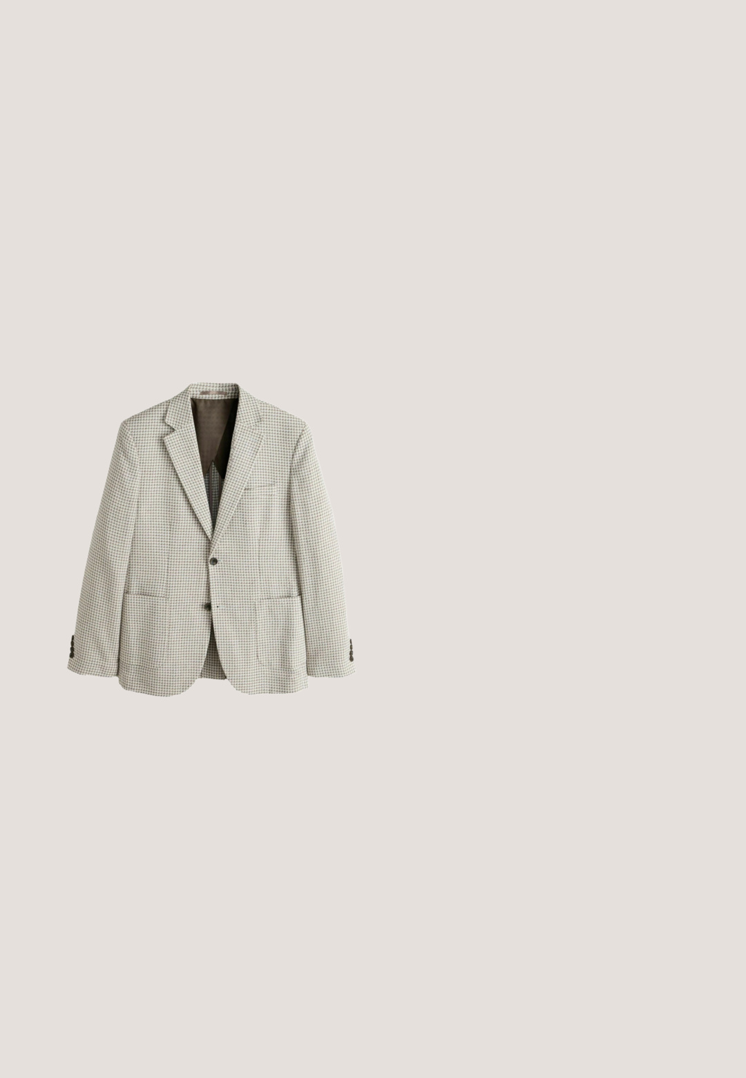 Herre beige og brun hundetandsmønstret blazer med notch-lapel, to-knaps front og klaplommer, vist på en hvid baggrund.; Ærmeløs strikket sweatervest med V-udskæring, der har vandrette striber i grå, gul, orange og brun med geometriske mønstre.; Kortærmet skjorte med knapper i sort, grøn og pink tie-dye mønster. Har en afslappet pasform og en klassisk krave. Letvægts stof.; Brune korte bukser med bæltestropper, sidelommer, frontlynlås og læg på begge ben.; Brun læder herres brogue fest sko med vingetip perforering og sorte snørebånd, vist fra ydersiden.; Brun læder messenger-taske med justerbar skulderrem og klaplukning, der viser let tekstur og syningsdetaljer.