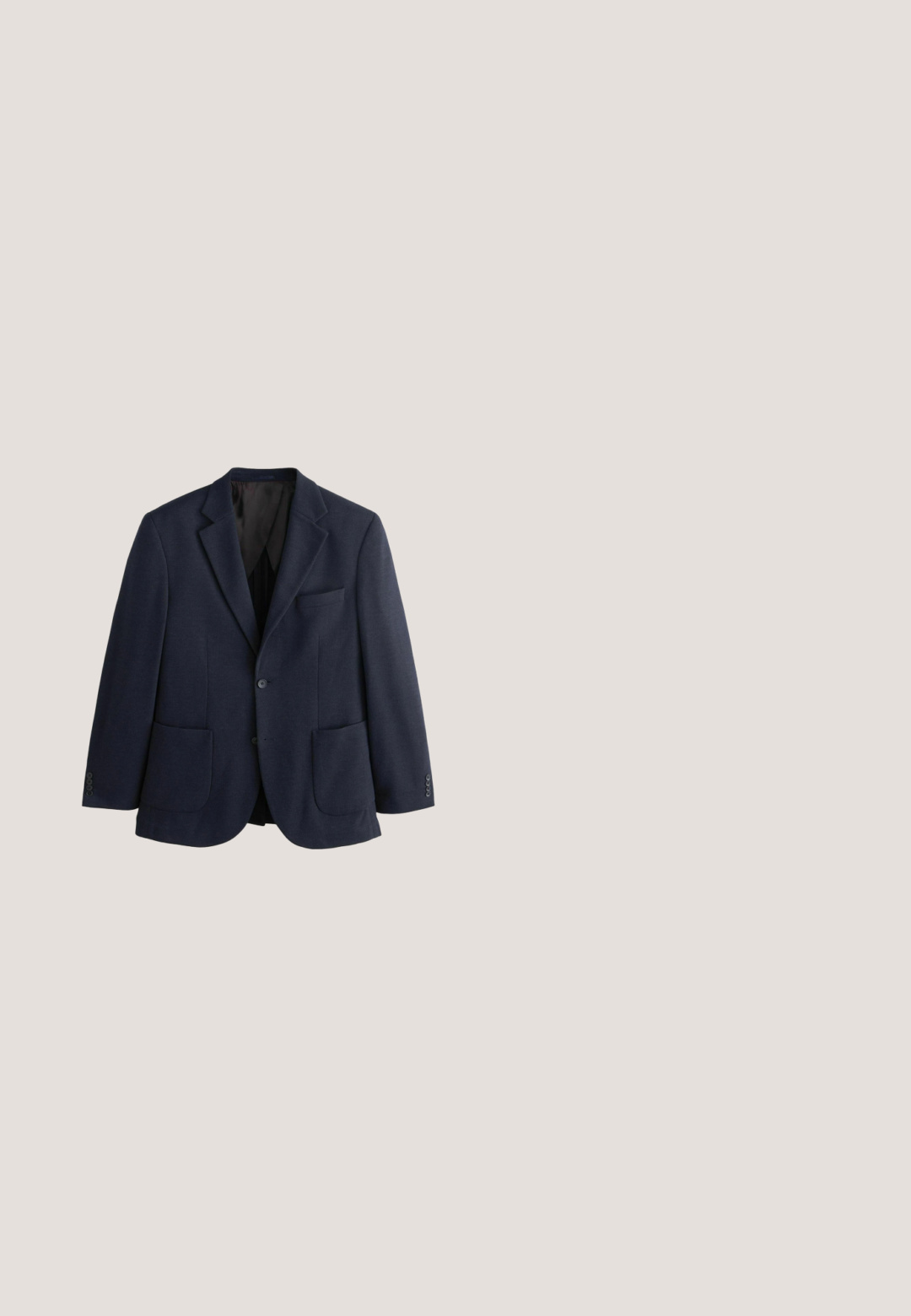 Mørkeblå herreblazer med hakkede revers, to forlommer med lapper, en brystlomme og knappede manchetter, vist på hvid baggrund.; Street One MEN OXFORD - Skjorter - weiß; Slanke beige chinos med knap- og lynlåslukning, forlommer med skrå åbning og bæltestropper, vist på hvid baggrund.; Brun læder loafer med rund tå, syningsdetaljer og en diskret båndaccent. Slank profil med en flad gummisål.; Mørkebrun læder messenger taske med frontspænde og justerbar skulderrem, Polo Ralph Lauren-logo på den nederste frontpanel.; Brun læderbælte med en glat tekstur, sølvfarvet metalspænde og en holderem. Har et solidt design uden mønstre eller detaljer.