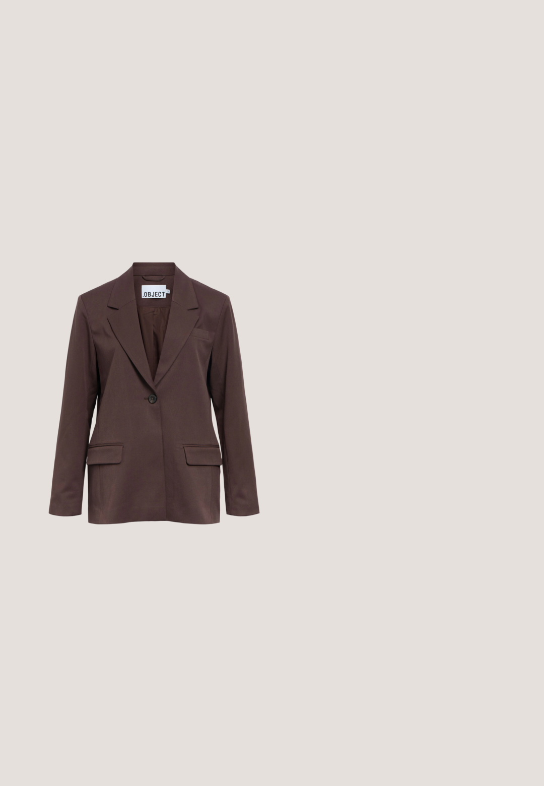 Blazer marron à un bouton, avec revers à cran et deux poches à rabat devant sur fond blanc.; Haut dos nu violet foncé à col halter avec bretelles torsadées et silhouette ajustée.; Pantalon droit violet foncé avec passants de ceinture et sans poches visibles, présenté sur fond blanc.; Simmi London KLARA - Escarpins à talons hauts - chocolate; Grand sac à main triangulaire en cuir avec de larges rayures diagonales marron foncé, bordeaux et crème sur un fond uni.; Boucles d'oreilles créoles en or avec un design organique texturé, présentant des formes irrégulières et une finition lisse. Légères avec une fermeture sécurisée.