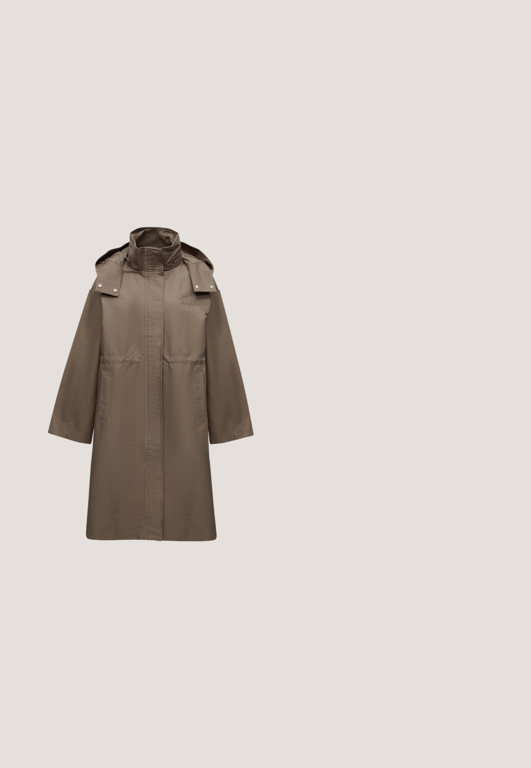 Long imperméable marron à capuche avec col haut, détails à boutons-pression et poches avant, présenté sur un fond clair uni.; Sweat à capuche marron foncé à manches longues avec poignets et ceinture côtelés, avec un petit logo embossé sur la poitrine.; Haut ajusté à manches longues brun foncé avec un large col rond et un tissu lisse, présenté sur un fond clair.; Pantalon droit marron foncé avec bouton et fermeture éclair à l'avant, passants de ceinture et poches latérales, présenté sur fond blanc.; Bottine marron avec un revers en fourrure, fabriquée en matériau doux, dotée d'un bout rond, d'un petit talon bloc et d'une semelle à traction à motifs.; Sac fourre-tout en daim marron avec un design structuré, des accents en cuir lisse, des poignées allongées et une couture contrastante subtile.