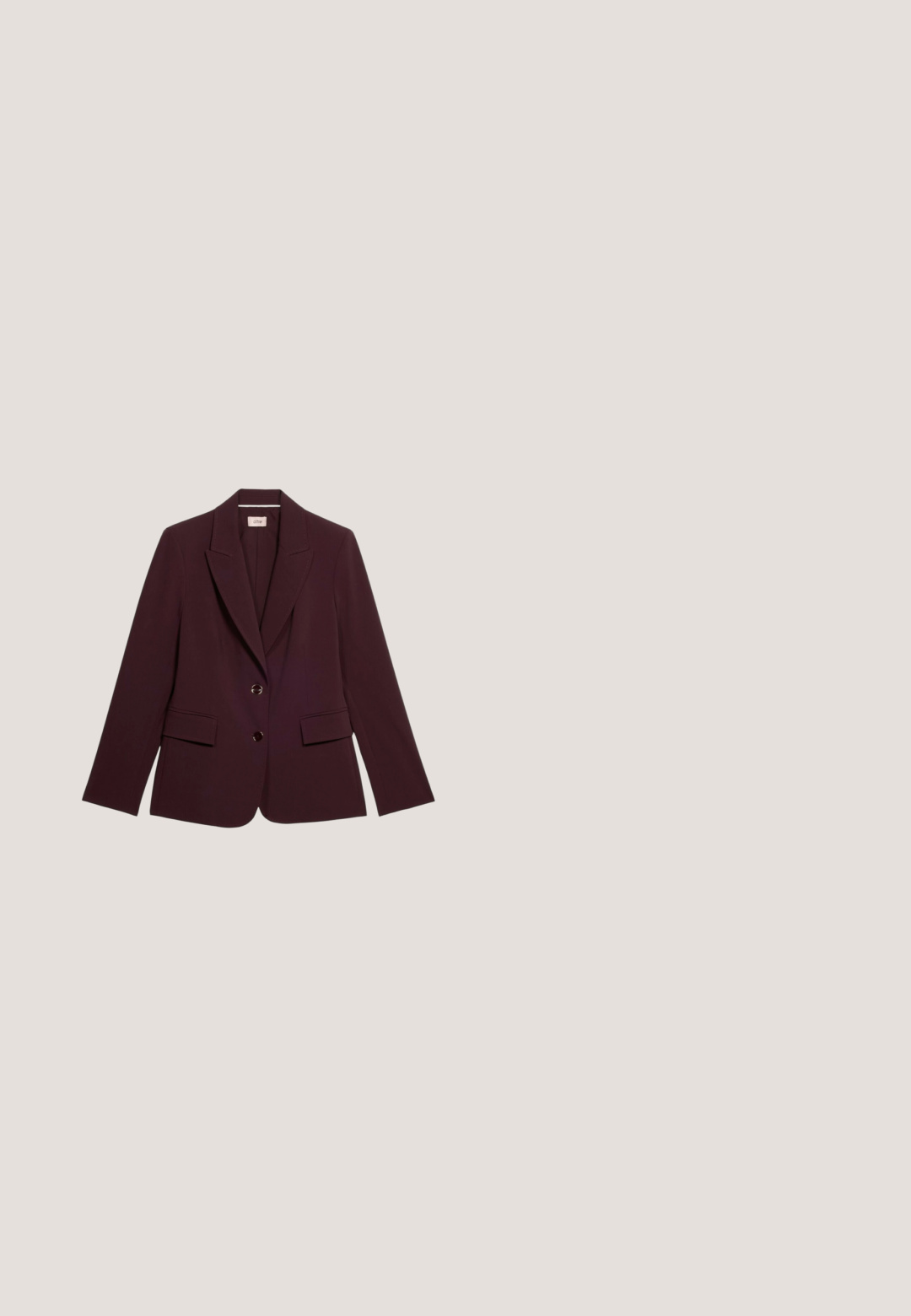 Blazer ajusté violet foncé avec revers crantés, deux boutons à l'avant, poches à rabat et manches longues, posé à plat sur un fond blanc.; Blouse en satin violet foncé à manches courtes, col montant et petite ouverture avec bouton dans le dos.; Pantalons amples bordeaux en tissu froissé avec taille haute et poches sur les côtés, présentant une texture lisse et un design sur mesure.; Escarpin brillant pour femme, de couleur bordeaux foncé, à talon bas et bloc, avec bout pointu, présenté en profil latéral sur fond blanc.; Sac à main en cuir bordeaux avec une finition texturée, deux poignées rondes, une bandoulière amovible et des accents en métal doré. Présente le logo de la marque à l'avant.; Bague en or avec cinq pierres précieuses rondes et facettées de couleur rose, montées sur griffes, avec un intérieur lisse et une finition polie.