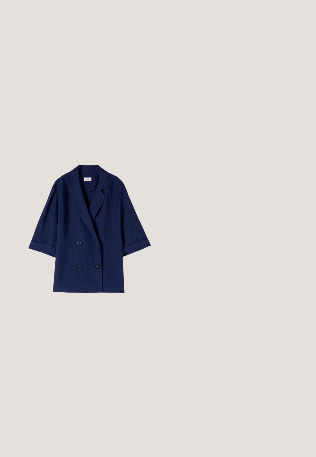 Marineblauer, zweireihiger Blazer mit Dreiviertelärmeln, Klappkragen und vier Knöpfen vorne, flach auf weißem Hintergrund liegend.; Marineblaue Stoff mit glatter Textur, der subtile Falten und wechselnde Schattierungen zeigt. Das Material wirkt leicht und fein.; Marineblaue Gummi-Zehensandale mit strukturiertem Sohlenprofil und Y-förmigem Riemen vor einfarbigem hellem Hintergrund.; Katze-Augen-Sonnenbrillen mit dunkelblauen Acetat-Rahmen, blau verlaufenden Gläsern, strukturiertem Finish und einem silbernen Logo-Akzent an der Seite.; Blaue Makramee-Tasche mit einem Holzringgriff. Verfügt über ein Diamantmuster, eine strukturierte Oberfläche und Fransenverzierung am Boden.; Perlenarmband mit mehrfarbigen Edelsteinen in lila, orange und goldenen Farbtönen, mit einem goldfarbenen Verschluss und einem gravierten runden Anhänger.