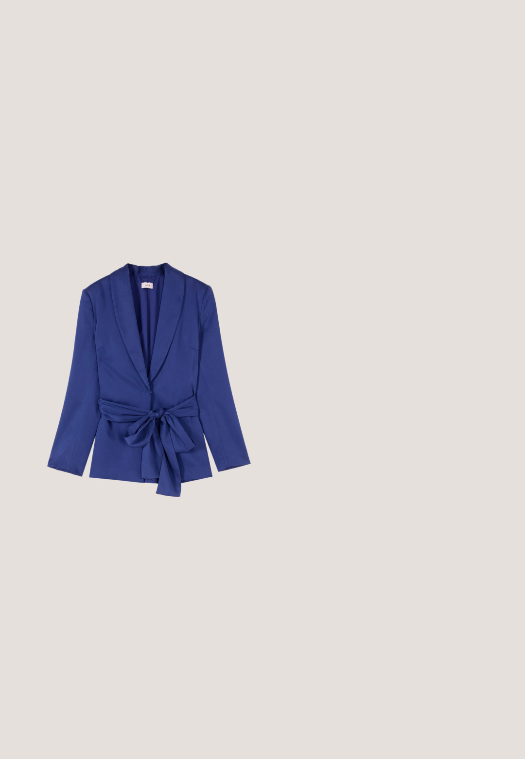 Blauwe blazer met lange mouwen, brede revers en een gestrikte tailleband, plat weergegeven op een witte achtergrond.; Marineblauwe jumpsuit met een hoge hals en mouwloos ontwerp. Gemaakt van een gladde stof, met wijde broekspijpen en een ontspannen pasvorm.; Gouden metallic hoge hak sandaal met een dunne enkelband, open teen en een strak ontwerp. Kenmerkt zich door een gladde textuur en minimalistische details.; Zonnebril met een gouden metalen montuur, gestructureerde randen en groene gradiënt glazen, liggend op een lichte ondergrond.; Gouden oorbellen met vlinderdruppel, versierd met heldere kristallen en witte parelmoer kralen langs een fijne ketting.; Metallic zilveren clutch tas met een gouden logo klem en een kettingriem, met een gladde textuur en rechthoekige vorm.