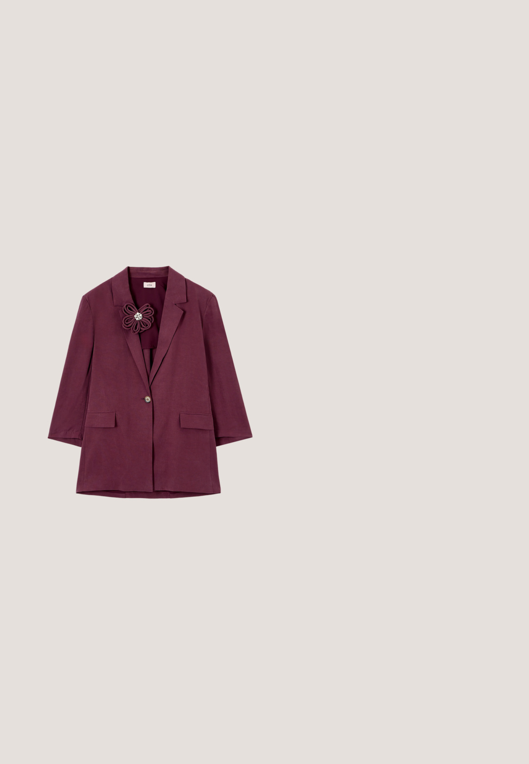 Donkerpaarse damesblazer met een enkele knoop, twee voorzakken met klep en een bloemenbroche met strass steentjes op het linkerschort.; Mouwloze paarse maxijurk met donkere bloemenpatronen en geplooide stofdetails, plat uitgestald op een witte achtergrond.; Bordeaux suede pumps met een enkelbandje, puntige neus, versiert met rhinestones en een slanke, gestructureerde hak.; Bordeauxrode vierkante zonnebril met een glanzende afwerking en geleidelijke donkere lenzen, voorzien van slanke pootjes en 'KARL LAGERFELD' branding.; Kleine donkerpaarse leren handtas met handvat aan de bovenkant, decoratieve metalen sluiting en brede verstelbare schouderriem met tekst.; Lange hangende oorbellen met een peervormige paarse edelsteen, omringd door kleine heldere kristallen en gezet in goudkleurig metaal.
