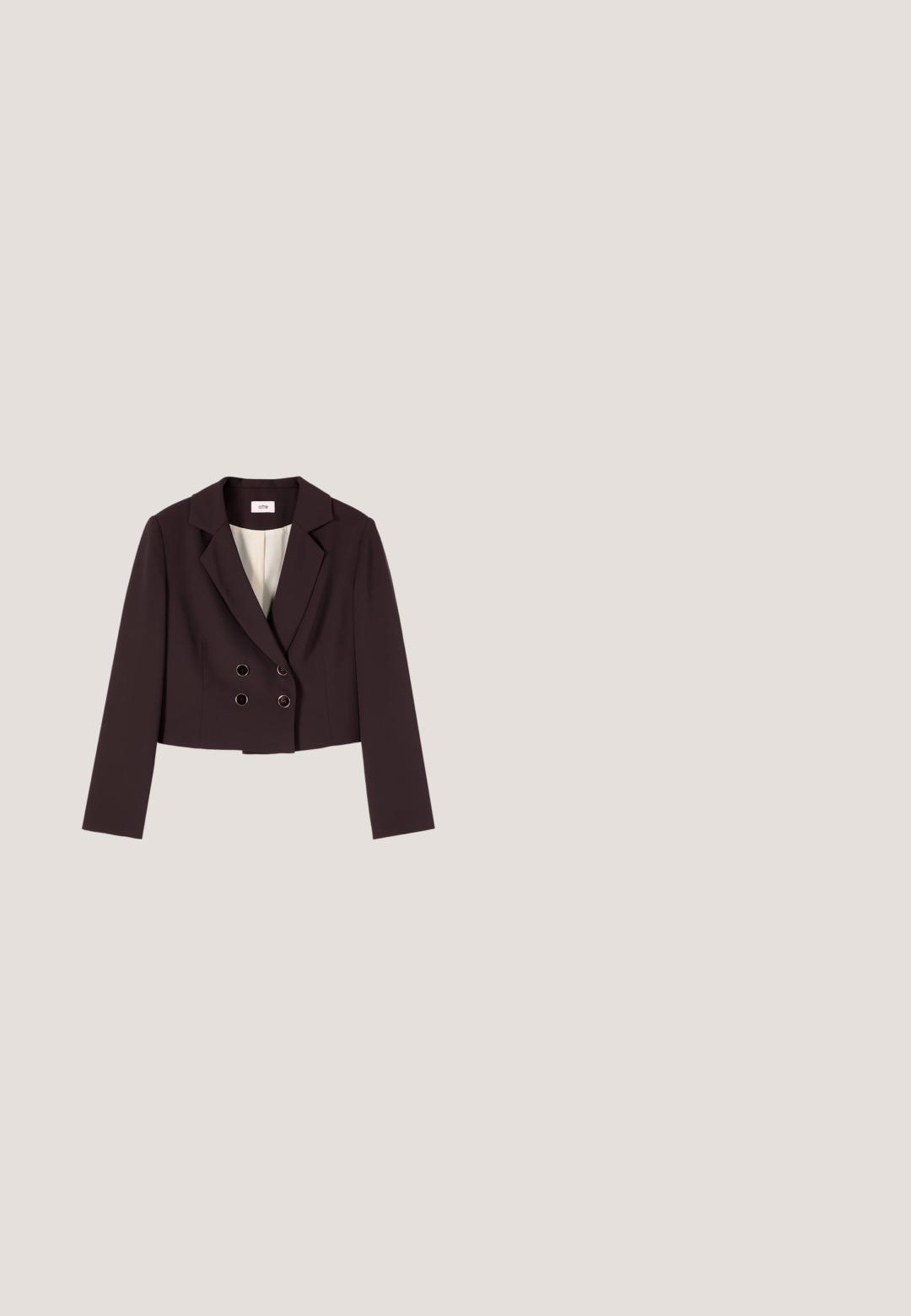 Dunkelbrauner, kurz geschnittener Blazer mit langen Ärmeln, breiten Revers und doppelreihiger Knopfleiste, auf weißem Hintergrund gezeigt.; Schwarzes Kleid mit Blumenmuster, Puffärmeln, weißem Kragen, Spitzenbesatz und vorderen Knöpfen. Verfügt über zwei vordere Taschen mit Spitzenakzenten.; Burgunderfarbenes Lackleder-Schuhwerk mit einer spitzen Zehe, Knöchelriemen und einem 5 cm hohen, konisch zulaufenden Absatz. Glatte Textur und minimalistisches Design.; Graue Lederhandtasche mit strukturiertem Design, ausgestattet mit einem Handgriff oben, goldenen Beschlägen und einem Klappenverschluss mit einem rechteckigen Verschluss.; Braune Lederhandschuhe mit glatter Oberfläche, ausgestattet mit gerippten beigen Strickbündchen. Elegante Nähte und ein spitzes Fingerdesign.; Perlenkette aus runden, weißen Süßwasserperlen mit glatter Oberfläche und Silberverschluss, in einem durchgehenden, kreisförmigen Design angeordnet.