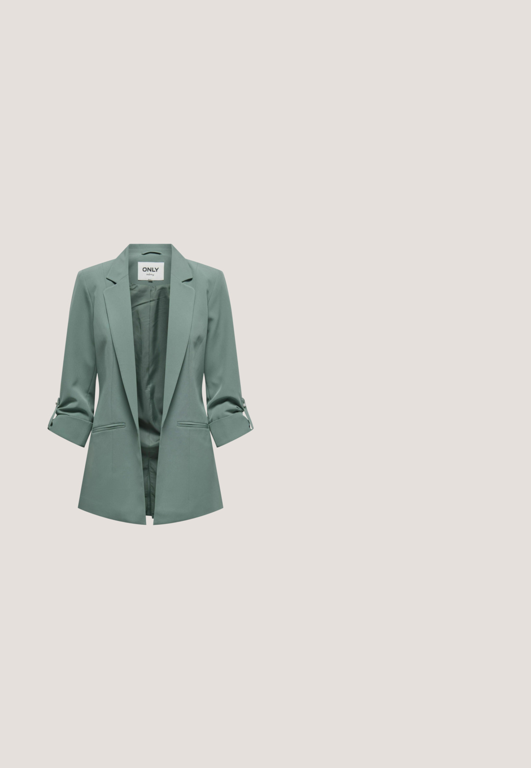 ONLY ONLKAYLE-ORLEEN 3/4 BLAZER TLR NOOS - Blazer - dark forest; Haut vert à manches courtes en tissu texturé. Présente un col rond et une fermeture éclair discrète au dos, avec un ourlet légèrement arrondi.; Pantalons de survêtement verts, fuselés, avec taille élastique, fermeture à cordon et deux poches latérales. Fabriqués en tissu doux et lisse.; Baskets basses blanches et grises avec des accents en daim, fermeture à lacets, logo signature brodé sur le côté et embossé sur la semelle.; Sac banane vert menthe avec une texture lisse, de forme rectangulaire, avec un patch logo et une sangle réglable. Comprend un compartiment zippé.; Collier de perles turquoise facettées avec un pendentif en pierre rose polie en forme de goutte centré en bas.