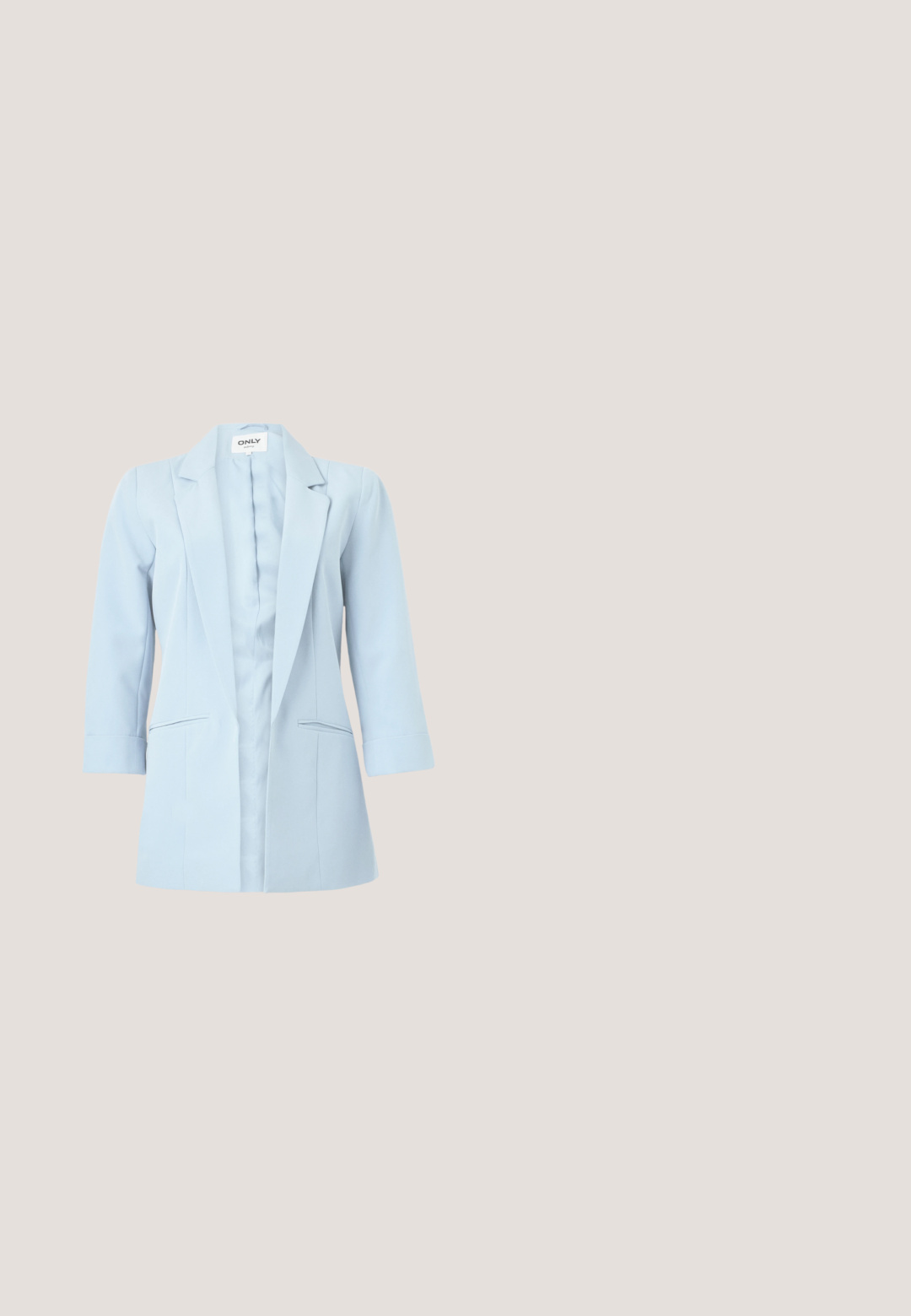 Lichtblauw damesblazer met lange mouwen, inkeping revers en twee voorzakken, getoond op een witte achtergrond.; Lichtblauw gerimpeld blouse met lange mouwen, ruches bij de halslijn, een peplumzoom en een gewoven stof met een kreukelpatroon.; Lichtblauwe wijde broek met hoge taille, stoffen riem vooraan geknoopt en subtiele verticale textuur.; Lichtblauwe slingback schoen met een gesloten neus, witte cap, een decoratieve strik en een chunky hak. Gladde textuur met gegolfde details.; Lichtblauwe leren handtas met een afgeronde klep, zilveren ronde sluiting en twee schouderbanden tegen een effen achtergrond.; Delicate dubbel gelaagde gouden ketting met gelijkmatig verdeelde kleine witte pareltjes op een eenvoudige lichte achtergrond.