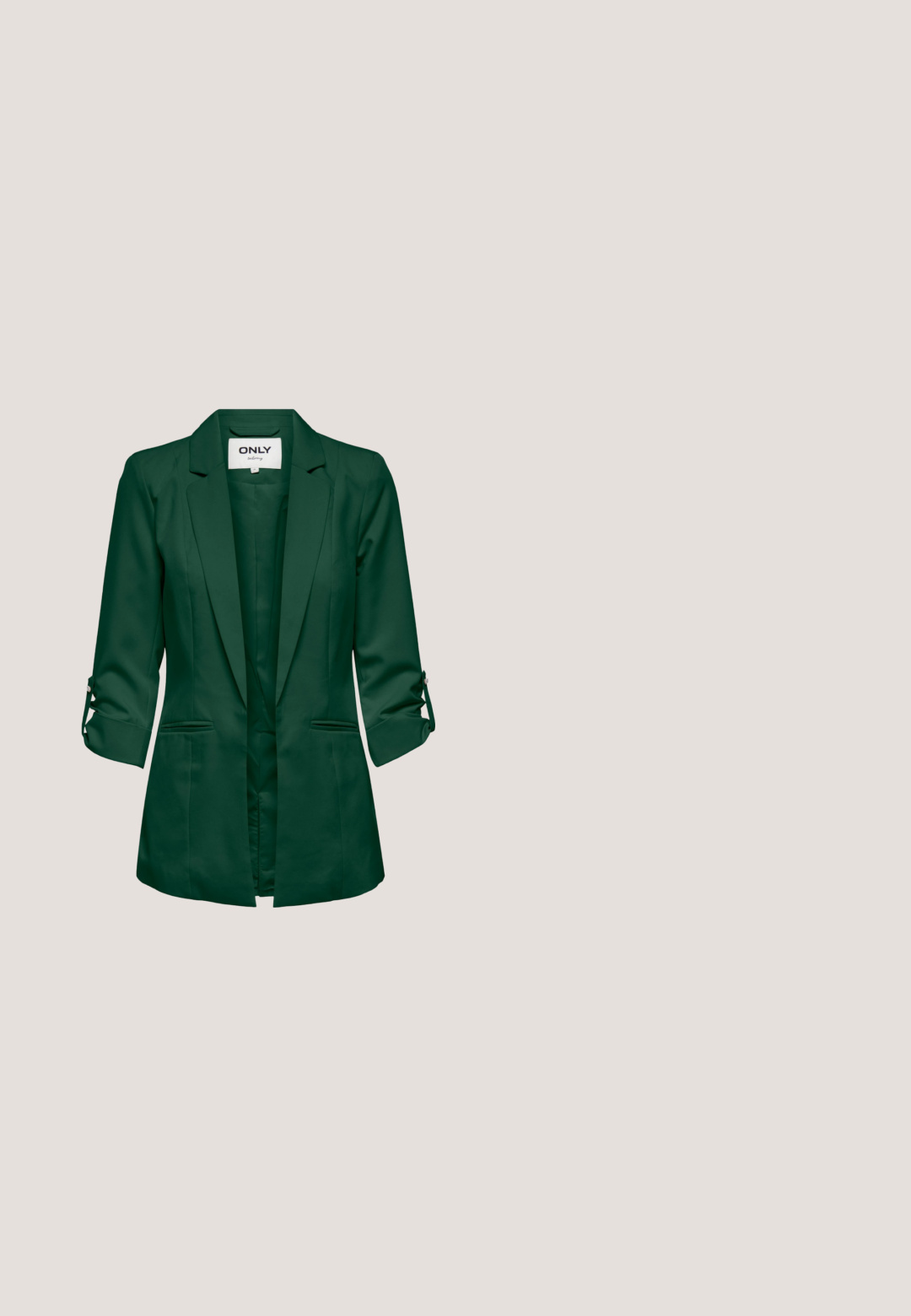 Blazer verde oscuro para mujer con mangas remangadas y pestaña con botón, delantero abierto, cuello con muesca y dos bolsillos frontales.; Blusa verde oscuro de manga larga con patrón texturizado, cuello alto con volantes y puños elásticos con volantes en las mangas.; Pantalones de pierna amplia en tela de color verde oscuro. Presentan una cintura alta, pliegues frontales y trabillas para el cinturón. Textura suave y diseño a medida.; Zapato de tacón alto de charol negro con puntera afilada y acento de tacón cuadrado en tono dorado. Cuenta con una correa de tobillo ajustable.; Bolso de mano verde oscuro con textura de cocodrilo, asa superior, detalle de cierre dorado y correa de cadena dorada desmontable sobre un fondo liso y claro.; Par de pendientes de aro de metal en tono dorado pulido, de forma irregular y con centro abierto, sobre un fondo blanco liso.