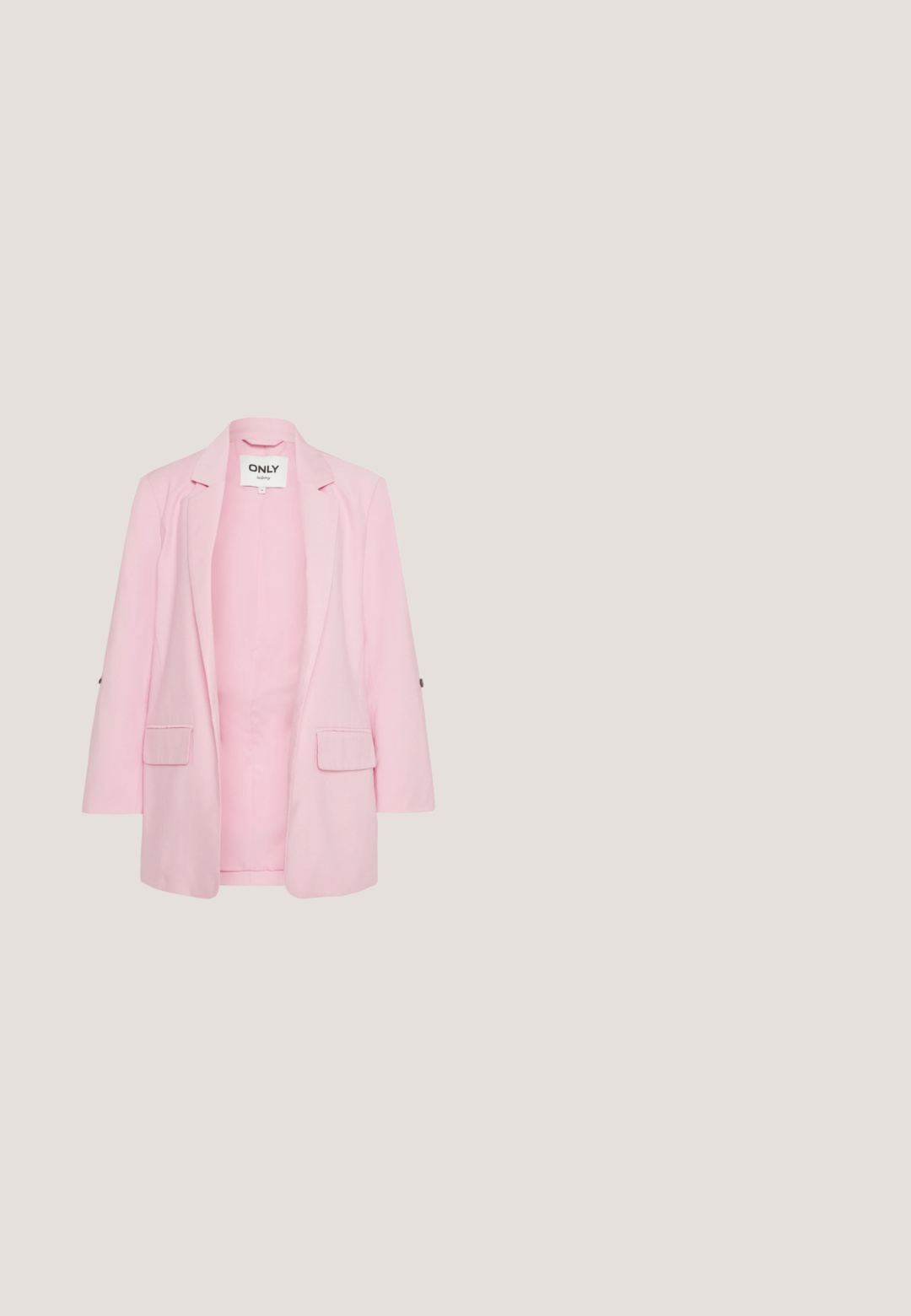 Lichtroze blazer van zacht materiaal, met een gelapte revers, twee voorzakken en knoopdetails op de mouwen. Eenvoudig ontwerp.; Bloemige maxi-jurk in lichtblauw, met ruches mouwen, een diepe V-hals en een vloeiende, geplooide rok met rode en roze bloemmotieven.; Witte leren slingback pump met een spitse neus, middelhoge blokhak en verstelbare strap. Gladde textuur; minimalistisch ontwerp.; Hexagonvormige zonnebril met een doorschijnend lavendelkleurig montuur met perzikkleurige accenten en een gradient bruin glas. Glanzende afwerking op het montuur en de armen.; Geel geplooide handtas van soepel nepleer, met een zachte vorm, een enkele schouderriem en een verzameld ontwerp aan de bovenkant.; Gouden druppeloorbellen met een textuur oppervlak, voorzien van kleine witte parels en een centrale grotere parel. Haaksluiting aan de bovenkant.