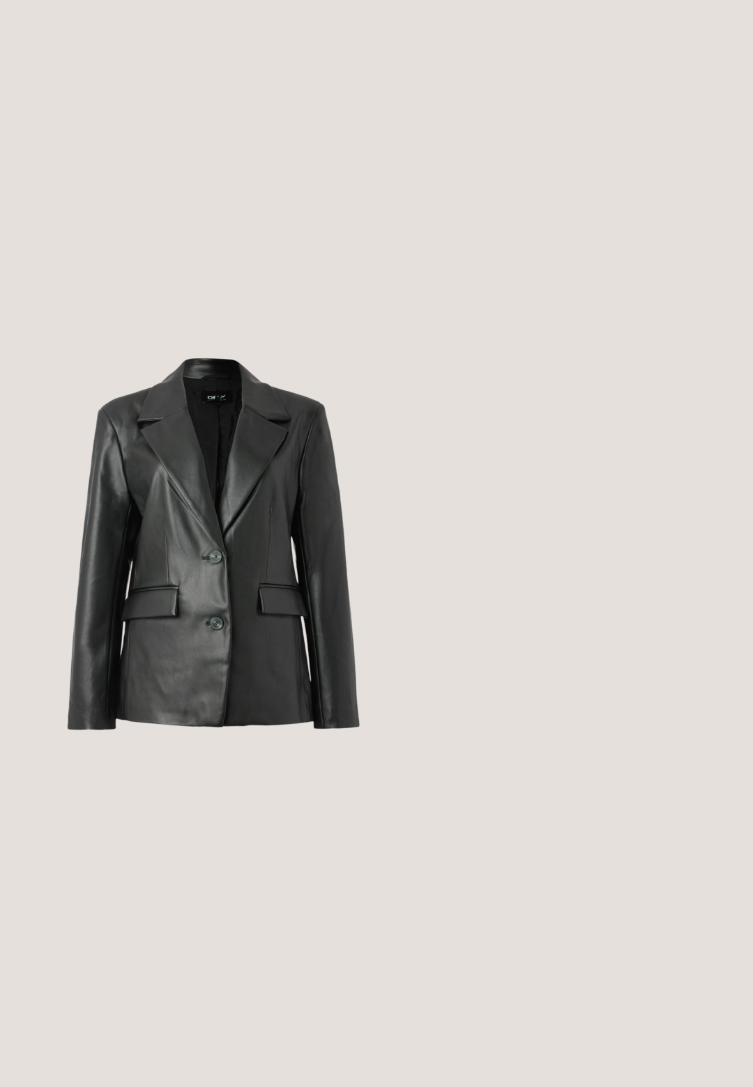 Blazer de cuero negro con un diseño estructurado, solapas con muesca, cierre frontal de dos botones y dos bolsillos frontales; textura lisa.; Bralette negro y brillante con tirantes delgados ajustables, que presenta un escote en V, textura suave y sutil fruncido en el busto para darle forma.; Fête Impériale LYVIA - Minifalda - black; Zapato de tacón alto de charol negro con puntera afilada y un diseño elegante. El tacón es esbelto y mide aproximadamente 7,5 centímetros.; Bolso bandolera de cuero negro con correa de cadena dorada y pequeño logotipo dorado cK en la solapa delantera, sobre un fondo blanco liso.; Collar de cadena de plata con grandes eslabones, adornado con rhinestones transparentes en secciones alternas, con cierre de cadena ajustable.