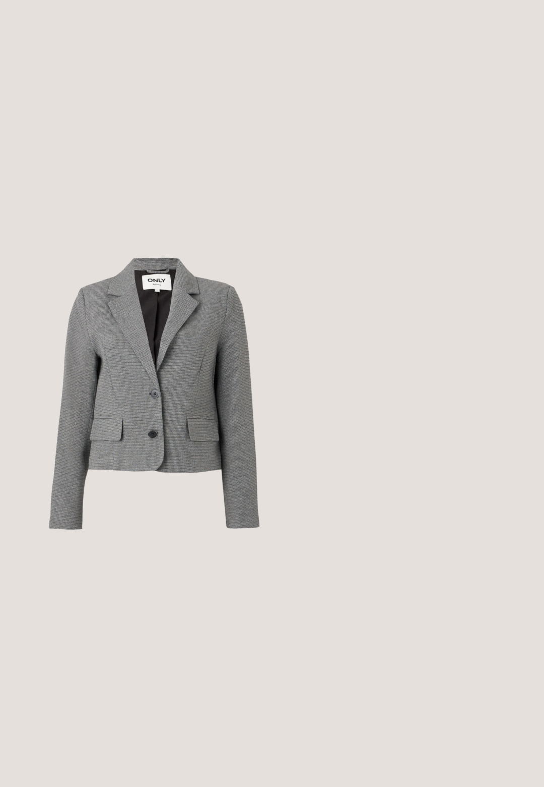 Blazer gris ajusté avec un motif à carreaux, design simple boutonnage, deux poches avant et un col cranté. Comprend deux boutons noirs.; Haut noir à manches longues avec un éclat métallique, présentant un design épaules dénudées, une texture douce et un détail plié unique au niveau de l'encolure.; Pantalons à jambes larges en tissu texturé noir et gris, dotés d'une taille élastique pour plus de confort. Pas de poches ni de fermetures visibles.; Escarpins noirs à talon ouvert avec un embout pointu, fabriqués en matériau brillant, présentant des accents découpés et un talon modéré pour un bon soutien.; Sac d'épaule rectangulaire noir avec une sangle réglable unique et une fermeture éclair supérieure sur un fond uni.; Boucles d'oreilles anneaux en argent incrustées de cristaux facettés clairs, avec attaches à tige et embouts transparents sur fond blanc.
