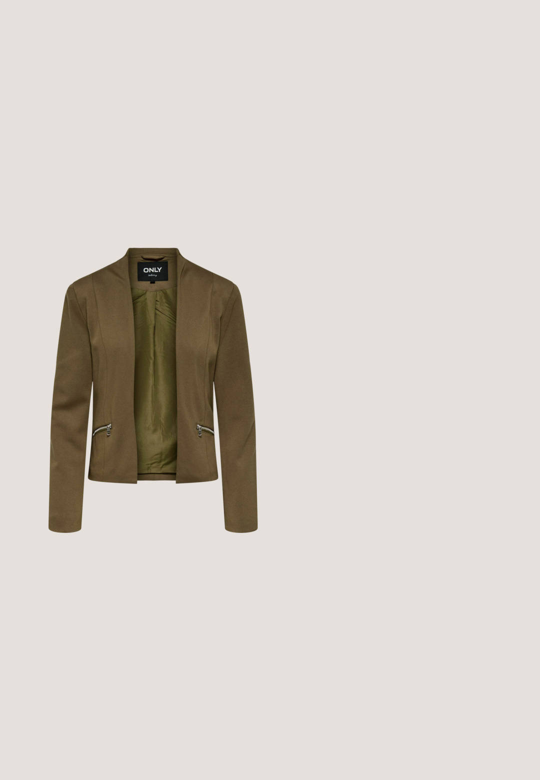 Chaqueta entallada de color verde oliva con una textura suave, sin botones en el frente, con cuello abierto y dos bolsillos laterales con cremallera. Interior forrado.; Top blanco de manga corta con canalé y escote en V con borde ondulado. Hecho de una tela suave, tiene un diseño ajustado y una superficie texturizada.; Pantalones sueltos de color marrón oscuro con cintura elástica y cordón, que cuentan con puños elásticos en los tobillos.; Zapato de ante marrón con puntera puntiaguda, tacón curvo de 5 cm y tira ajustable en el tobillo con hebilla dorada.; Bolso de hombro Love Moschino en ante y cuero marrón con cierre de solapa y detalles de herrajes en tono dorado.; Collar delicado de cadena de oro con piedra central de ámbar, pequeño charm de oro al lado de la piedra y colgante de lágrima de oro colgando sobre fondo blanco.