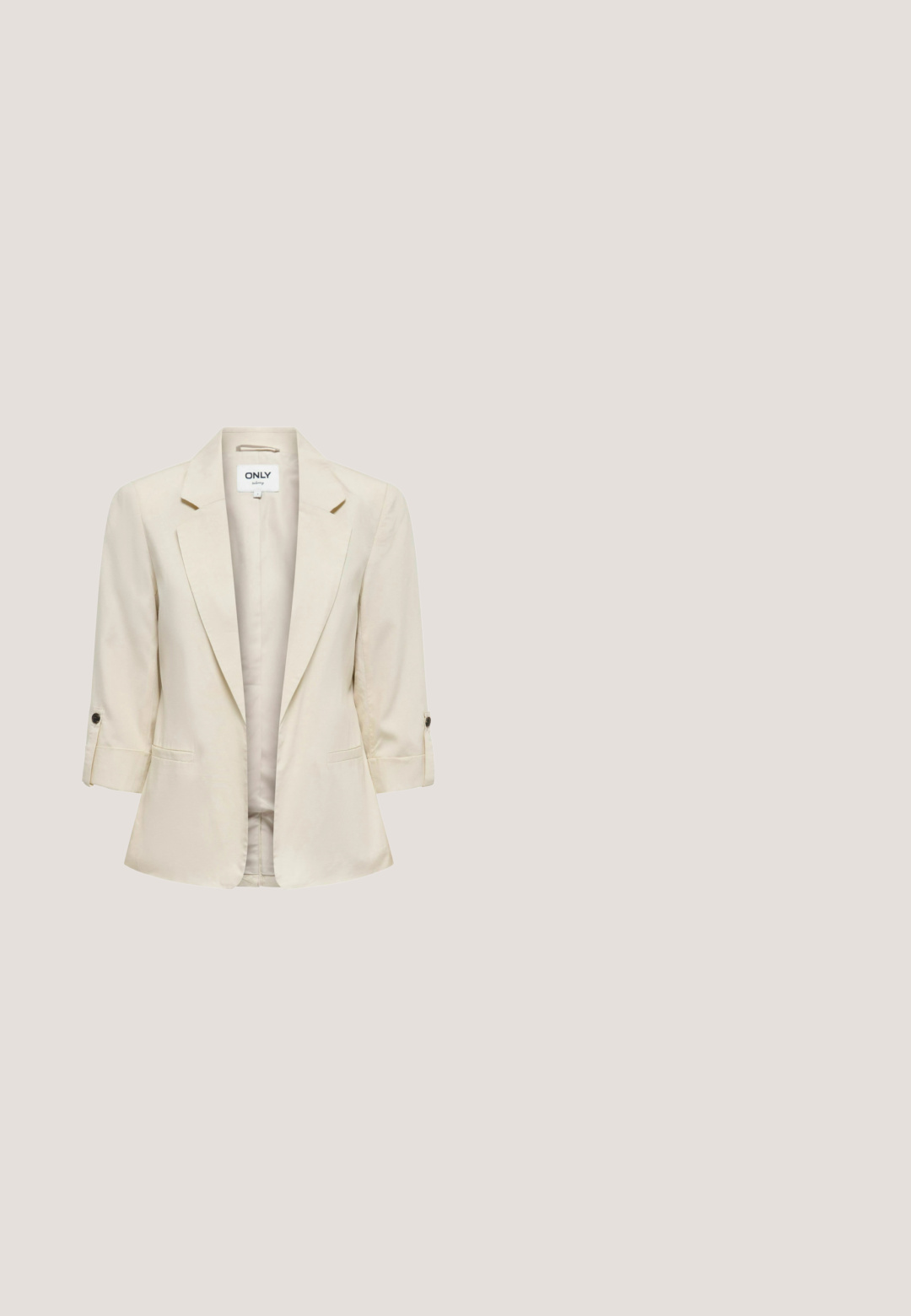 Beige dameblazer med 3/4-ærmer, reverskrave, to forlommer og knapdetaljer på ærmerne.; Cremefarvet kortærmet ribbet crop top med rund halsudskæring og JDY brandlabel inden i kraven, vist på hvid baggrund.; Beige shorts med høj talje, bæltestropper, synlig forstykke og glat stofstruktur, vist på en ensfarvet hvid baggrund.; Hvid lavtop-sneaker med tyk sål, metallisk gyldent Puma-logo-stribe på siden og snørelukning.; Lys gul, halvmåneformet håndtaske med rundet hank, guldfarvet beslag, et lille logo foran og en aftagelig skulderrem med kædedetalje.; Guldkæde med sammenlåsende led, prydet med fem hjerteformede charms, hvoraf to er gravéret med "GUESS" og den ene har rhinsten.