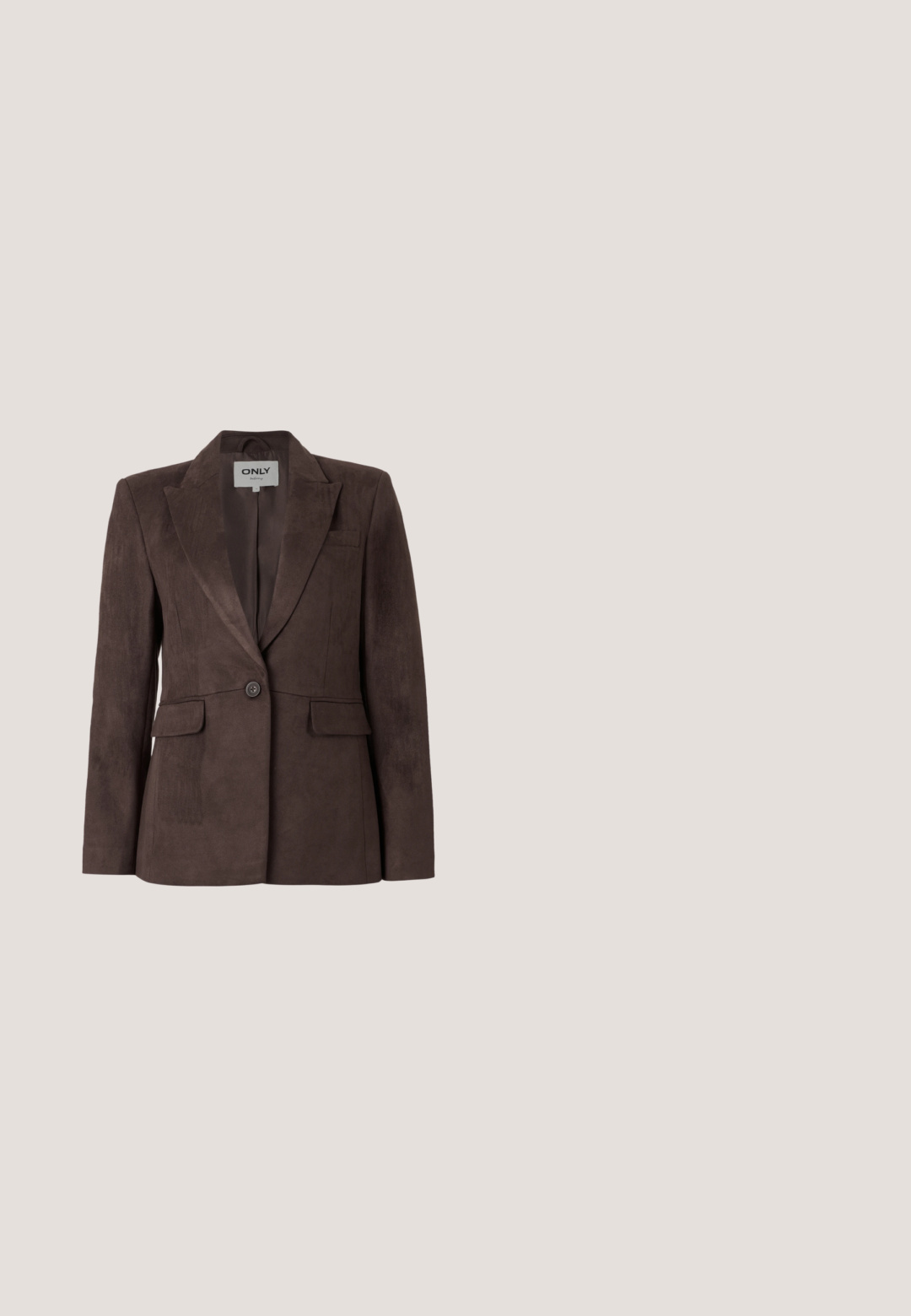 Bruine suede blazer met een notch-kraag, enkele knoopsluiting, twee voorzakken en een getailleerde pasvorm. Gladde textuur, minimalistisch ontwerp.; Lichte, romige blouse met een kleine bloemenprint. Kenmerkt zich door een gerimpelde kraag, strikdetail en gathered mouwen met uitlopende manchetten. Vijf knopen.; Bruine broek met wijde pijpen, verticale plooien en een elastische tailleband, getoond op een effen witte achtergrond.; Bruine gepatineerde leren slingback pumps met een spitse neus, een dunne hak en een verstelbaar bandje met een kleine gesp.; Bruine lakleren handtas met een rechthoekige vorm, twee lange handvatten en subtiele gebogen accenten aan de voorkant.; Metalen gouden oorbellen in een draaiend ontwerp. Rondvormig met een gladde, glanzende textuur en pin-sluiting. Aanzienlijke breedte en diepte.