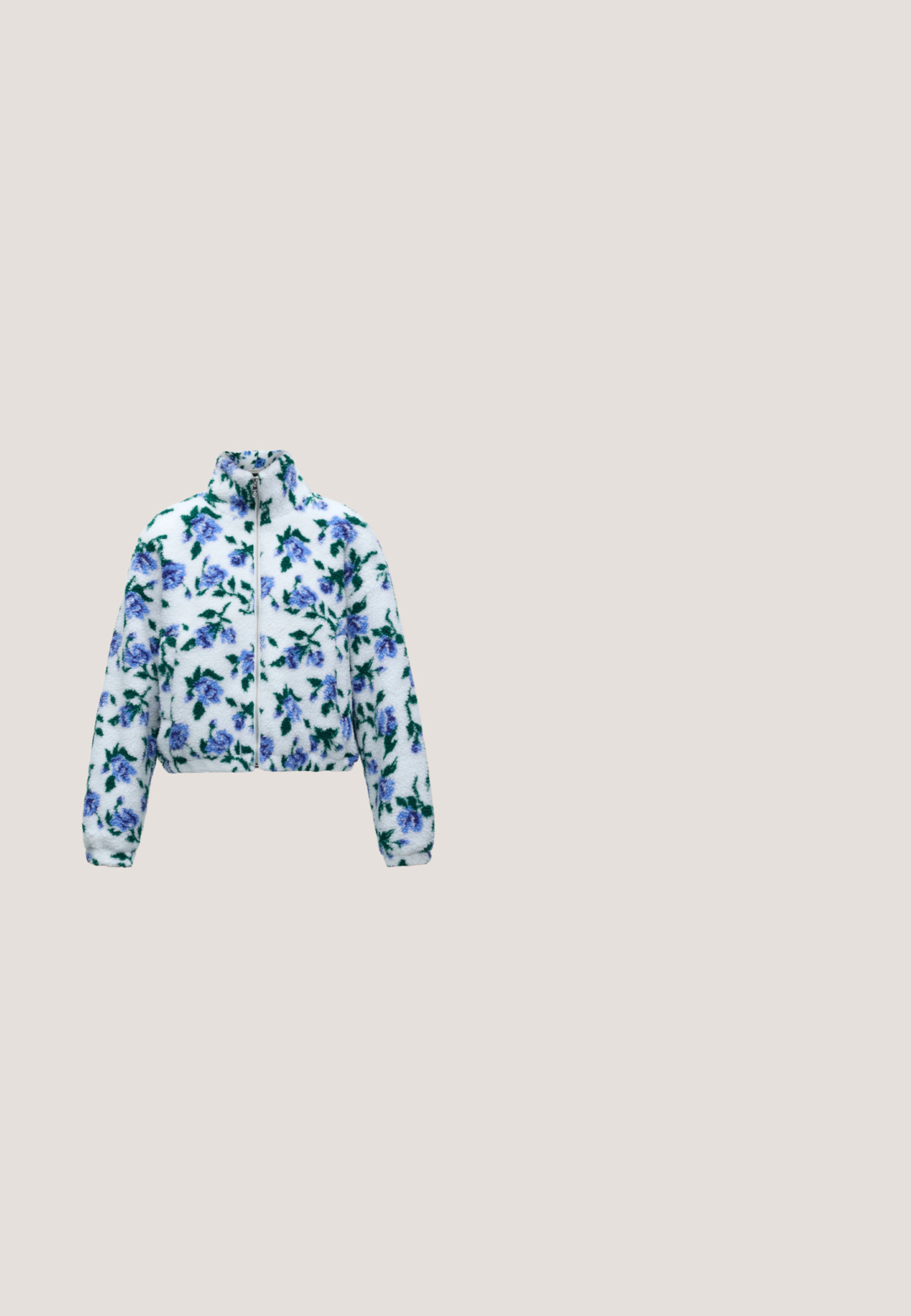 Witte fleecejas met blauwgroen bloemenpatroon, lange mouwen, hoge kraag en ritssluiting aan de voorkant.; Wit shirt met korte mouwen met lichtblauwe strepen en een afbeelding van een vrouw die onder een gestreepte parasol ligt met de tekst "FEELING SHADY".; Lichtblauwe denimshorts met omgeslagen zomen, knopen en rits aan de voorkant, en een ontwerp met vijf zakken op een effen achtergrond.; Witte sneaker met pastelkleurige accenten in geel, roze en blauw. Gladde leren en suède materialen. Dikke witte rubberen zool met een gestructureerde grip.; Blauwe, halve ronde handtas van soepel leer met een enkele verstelbare schouderband en een minimalistisch ontwerp. Het oppervlak is glanzend met schone randen.; Zilveren oorringen met open ronde vorm, bezet met heldere gefacetteerde kristallen, met postbevestigingen en transparante oorstoppers op een witte achtergrond.