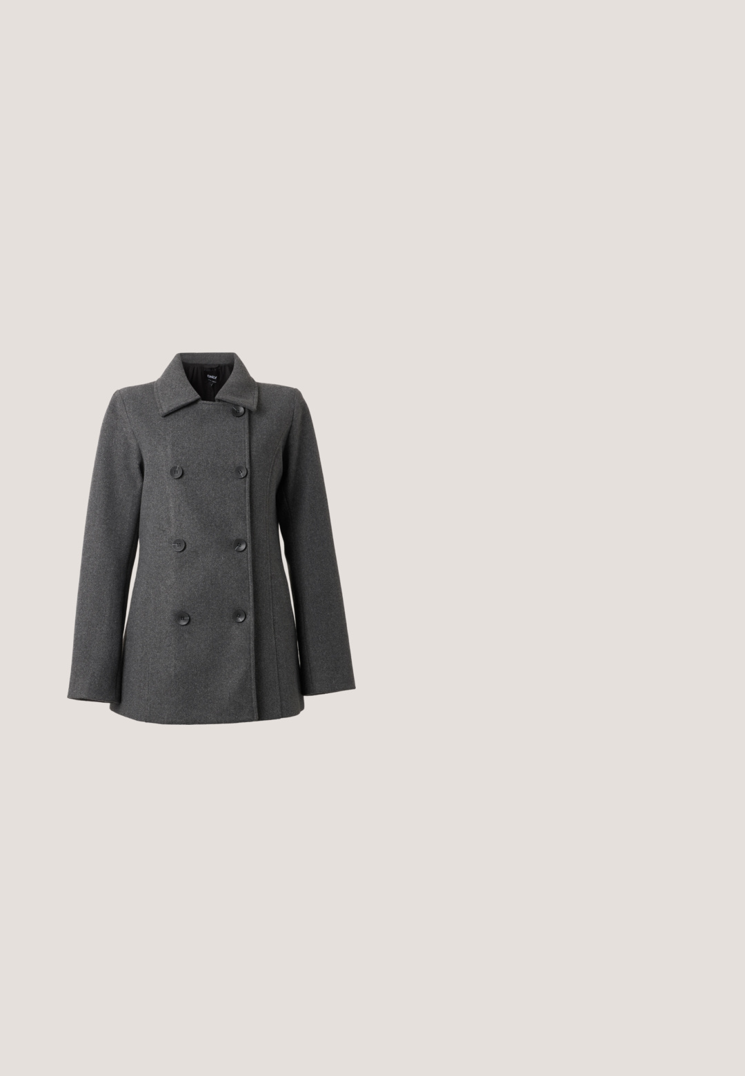 Manteau en laine gris foncé à double boutonnage avec six boutons noirs, col large, manches longues et taille cintrée sur fond blanc.; Pull polo à manches courtes en laine grise, avec un motif en losanges gris foncé et des accents de couture blancs. Col classique avec des boutons.; Pantalons droits de couleur gris foncé, fabriqués en tissu doux. Ils présentent une taille lisse et aucun motif ou accent visible.; Chaussure slingback en cuir verni noir avec un bout pointu, des côtés découpés et un petit talon block. Équipée d'une bride de cheville avec une boucle.; Sac bracelet en cuir noir avec une forme triangulaire douce et une large sangle attachée par une boucle en métal argenté.; Boucles d'oreilles créoles en argent avec de petits pendentifs en forme de cœur suspendus sur de courtes chaînes sur un fond clair uni.