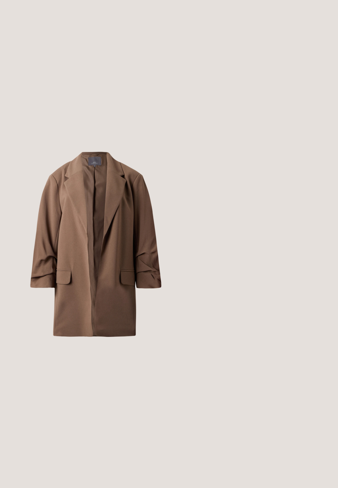 Brun lang blazer med reverskrave og forlommer med klap, vist fladt mod en hvid baggrund.; Brun t-shirt med korte ærmer og teksten "ESPRESSO YOURSELF" i hvidt på øverste venstre side. Simpelt, afslappet design.; Brune og creme mønstrede sweatpants med elastisk talje og lige ben-design, fremstillet af blødt, let stof.; Platform sneakers med et brunt og cremefarvet camouflage-mønster, kontrasterende lysebrune såler og hvide snørebånd. Overdelen har blandede materialer og teksturer.; Brun læder håndtaske med en blød, tekstureret pelslignende overflade, slank design, en kort hank og en aftagelig strop.; Sølv halskæde med en fin kæde og en lille rund vedhæng med en klar sten, der viser en glat overflade og et enkelt design.