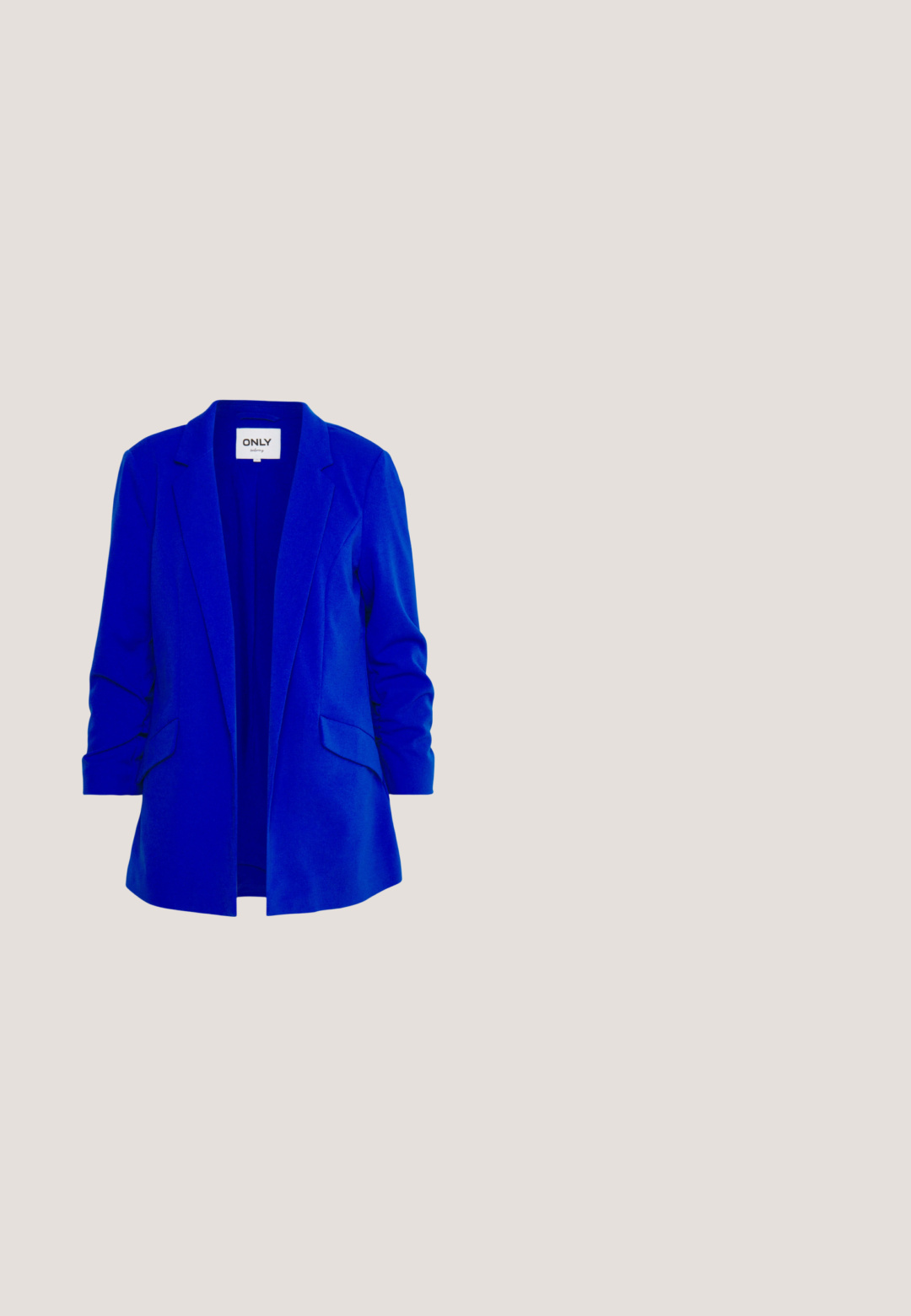 Blå blazer lavet af glat stof, med en skræddersyet design, notchede revers, frontlommer og rynkedetaljer på ærmerne.; Marine jumpsuit med dyb V-hals, brede ben og en figursyet talje. Glat, tekstureret stof med lodrette sømme og en lynlås i ryggen.; Hvide højhælede sko med spids tå, ankelrem og en dekorativ sløjfe med rhinestones langs kanten. Glat lædertekstur.; Firkantede solbriller med gradient lila linser og ramme i guld-tone metal. Stængerne har et flerfarvet, gennemsigtigt design med en subtil glimmerdetalje.; Metallic sølv clutch taske med et kuvert-design, udsmykket med et struktureret mønster, der har en aftagelig kæde-strop.; Cirkulære øreringe lavet af metal, prydet med flere klare, facetterede sten arrangeret i et funkende mønster. Farveløse og reflekterende.