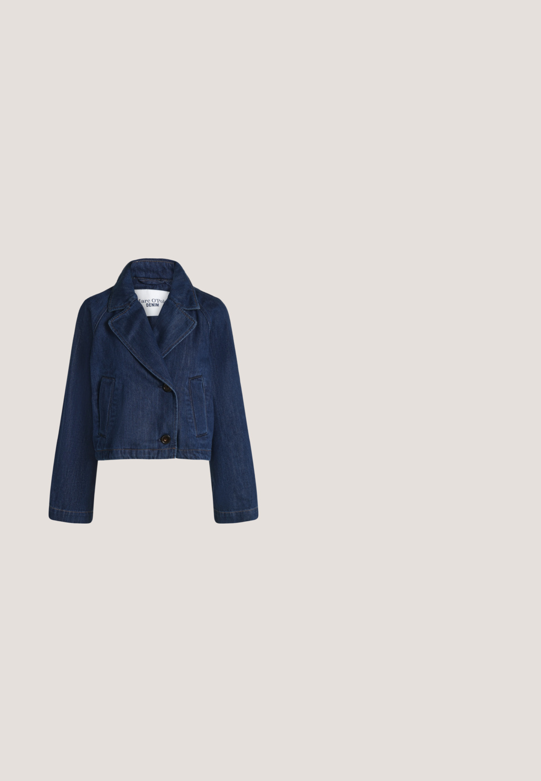 Donkerblauwe cropped spijkerjas met brede revers, twee knopen en verticale zakken aan de voorkant.; Marineblauwe maxi-jurk van zachte stof, met korte mouwen en een ronde halslijn, met een recht, vloeiend ontwerp. Geen zichtbare patronen of accenten.; Enkele zwarte damesschoen met middelhoog hakje, ronde neus en een gladde matte afwerking op een effen lichte achtergrond.; Ronde vleeskleurige zonnebril met donkere gradientlenzen, geplaatst op een lichte ondergrond die een zachte schaduw werpt.; Zwarte leren totebag met dubbele handvatten en metalen accenten in goudkleur, afgebeeld tegen een lichtgrijze achtergrond.; Delicate dubbel gelaagde gouden ketting met gelijkmatig verdeelde kleine witte pareltjes op een eenvoudige lichte achtergrond.