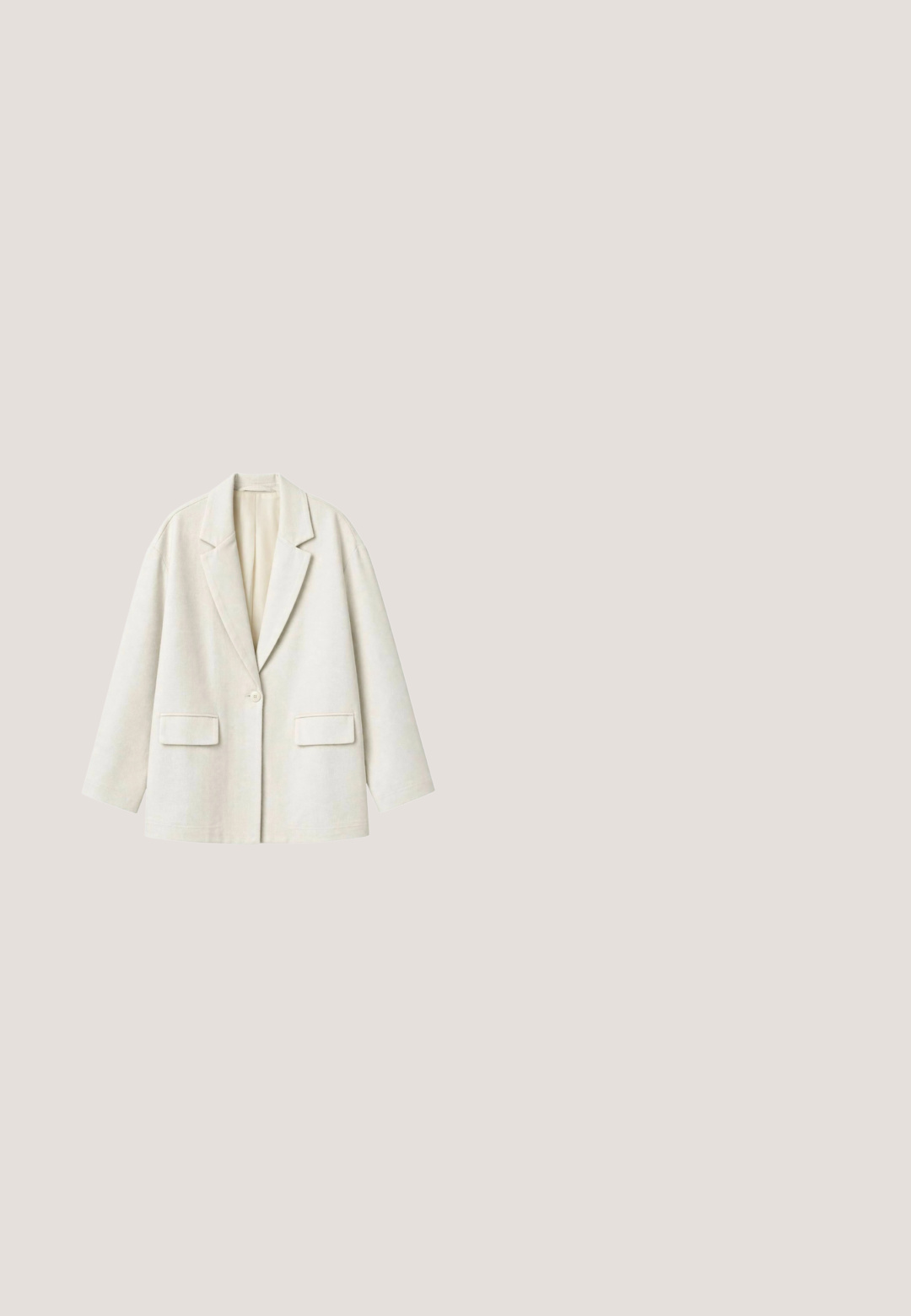 Blazer de lana color crema con solapas con muesca, cierre de un solo botón, mangas largas y dos bolsillos delanteros con solapa, mostrado sobre un fondo blanco.; Top color crema con mangas cortas y abullonadas, cuello redondo y un corte relajado. Fabricado en un material suave, ideal para el uso diario.; Pantalones de chándal beige con cintura elástica, diseño de pierna recta y textura suave, con costuras mínimas y sin adornos visibles.; Zapato de tacón de cuero gris claro con punta afilada y un tacón delgado y curvado. Textura suave con un diseño minimalista y un sutil detalle de costura.; Bolso de hombro rectangular blanco con doble asa, detalle de cinturón fino y colgante con el logo de Guess en tono dorado.; Furla FURLA 1927 - Pulsera - gold tone