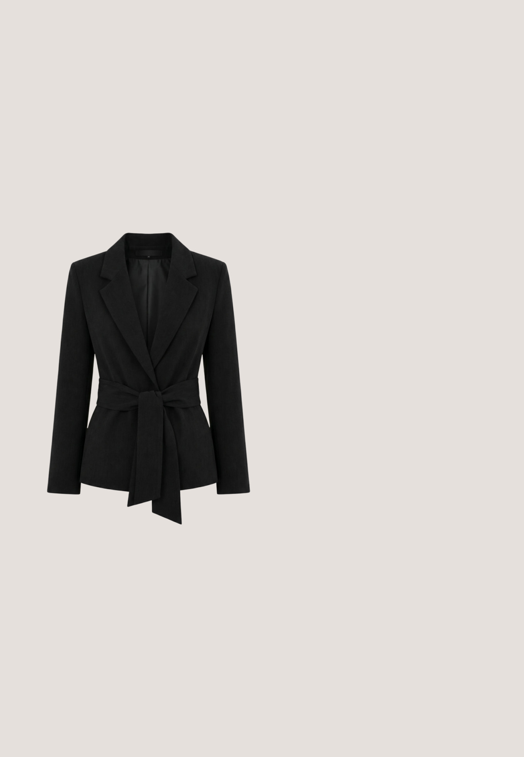 Blazer negro a medida con solapas anchas y un cinturón largo de tela atado a la cintura, con mangas de longitud completa y un interior forrado liso.; Blusa sin mangas con patrón ovalado alargado en blanco y negro y pequeño escote en V, etiquetada Street One.; Pantalones de pierna ancha en verde oliva oscuro, confeccionados con una tela suave, que cuentan con pliegues delanteros y una cinturilla clásica para un aspecto ajustado.; Sanda negra de ante con una tira ancha, hebilla en el tobillo y una suela de cuña estratificada que presenta texturas naturales y un patrón trenzado.; Bolso de mano de cuero negro con acentos metálicos dorados, forma rectangular, cierre con solapa, correa de hombro ajustable, textura suave, diseño minimalista.; Pendientes en tono dorado con formas orgánicas abstractas y una superficie texturizada. Incluye dos pares de studs y un diseño colgante. Pasadores de plata.