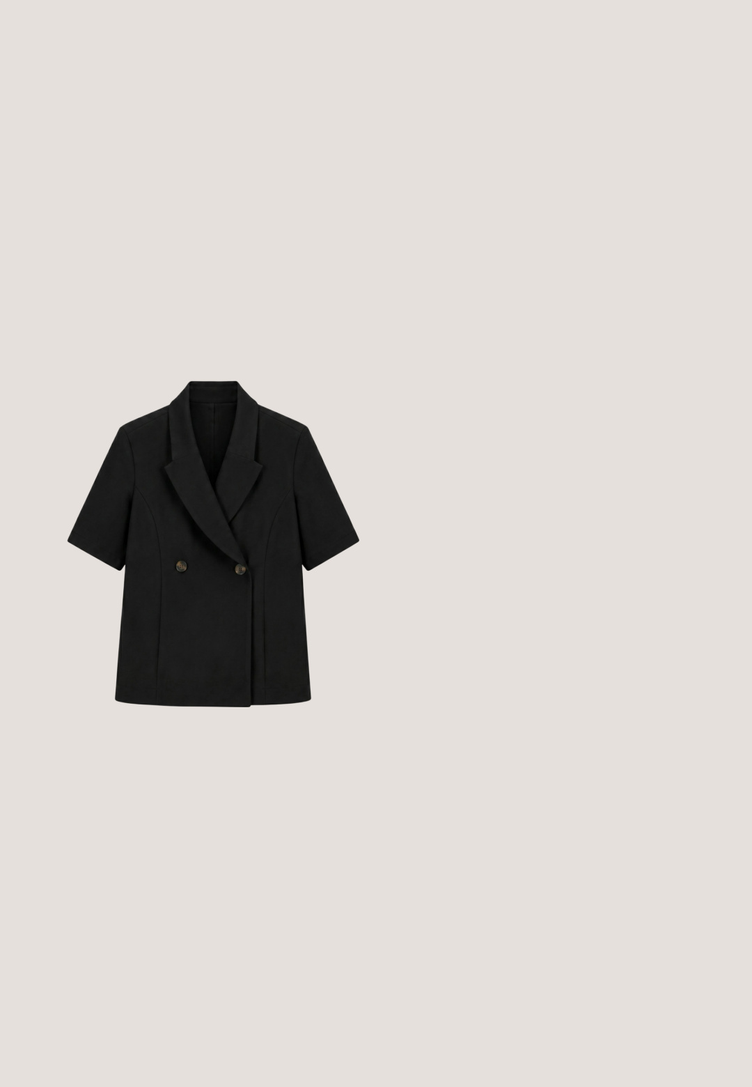 Schwarzer kurzärmeliger, zweireihiger Blazer mit Revers und zwei Knöpfen vorne, designed für eine taillierte Passform.; Schwarzes Baumwoll-T-Shirt mit kurzen Ärmeln, featuring ein rotes dreieckiges Grafiklogo mit "GUESS® U.S.A." und einem Fragezeichen-Design.; Schwarze weite Hosen mit hoher Taille, verziert mit goldenen Knöpfen und Klappendetails in der Nähe des Taillenbunds.; Schwarzer Slingback-Stiletto mit glänzendem Lackleder, spitz zulaufender Zehenpartie und Querstreifendetails vor weißem Hintergrund.; Schwarze Lederhandtasche mit einer strukturierten Form, die ein goldfarbenes Kettendetail aufweist. Die Vorderseite ist mit einem markanten ovalen Verschluss gestaltet.; Armband in Goldton mit einem herzförmigen Mittelteil mit glänzender Oberfläche, umgeben von klaren Strasssteinen, verbunden durch eine zarte Kette.