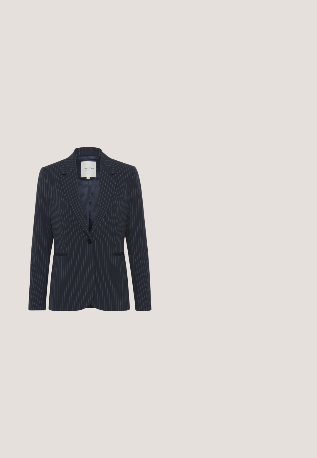 Marineblå blazer med stikstribe og enkelt knaplukning, notch-lapel krave, forlommer og en glat indvendig foring. Har en skræddersyet pasform.; Marineblå og hvide vandrette stribede kortærmede skjorte med rund halsudskæring, vist på hvid baggrund.; Mørkeblå bukser med hvide lodrette striber, vide ben, glat stof, bælteløkker og en midtersøm foran for et skræddersyet udseende.; Tamaris Sneakers - navy comb; Stor navyblå tote-taske med to lange justerbare brune læderremme på hvid baggrund.; Øreringe i guldfarvet tone med sammenflettede knuder, poleret og glat finish samt sommerfugle-lukke på hvid baggrund.