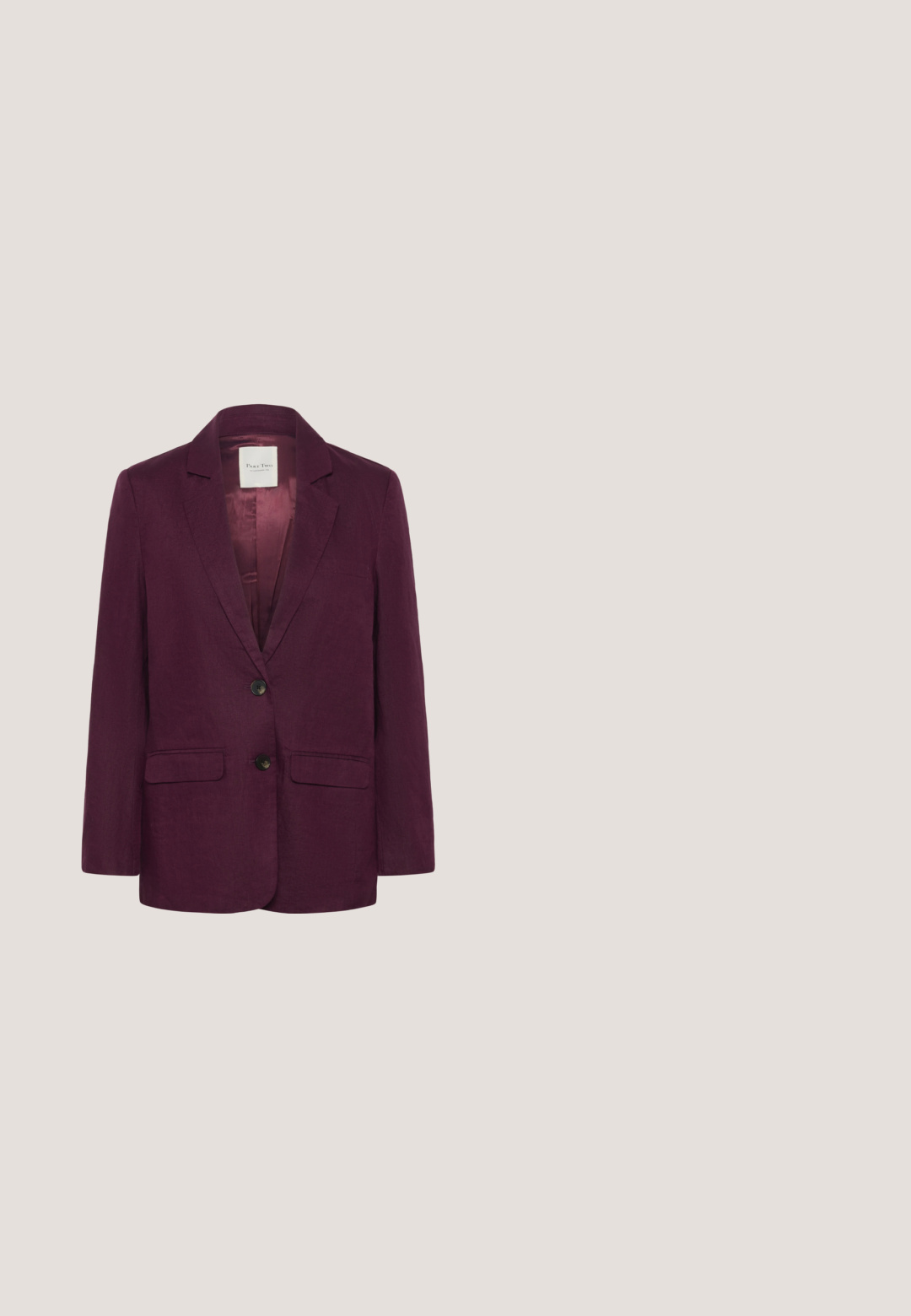 Blazer de un solo pecho color ciruela con solapas con muesca, dos botones negros, bolsillos con solapa y forro de satén.; Blusa burdeos de manga larga con cuello redondo, mangas fruncidas y un ligero brillo. Cuenta con un cierre de cremallera en la parte posterior.; Pantalones de satén de pierna ancha en burdeos profundo con pliegues frontales, presillas para cinturón y detalles de botones en la cintura.; Zapato slingback de charol burdeos con punta afilada, tacón bajo y lazo decorativo en la parte superior sobre fondo blanco.; Bolso de cuero burdeos con una textura suave y arrugada, una correa negra ajustable y un cierre de cremallera. Presenta un logo sutil en la parte inferior.; Collar de cadena de oro con placas de oro texturizadas irregulares y tres acentos en forma de estrella de esmalte rojo intenso.