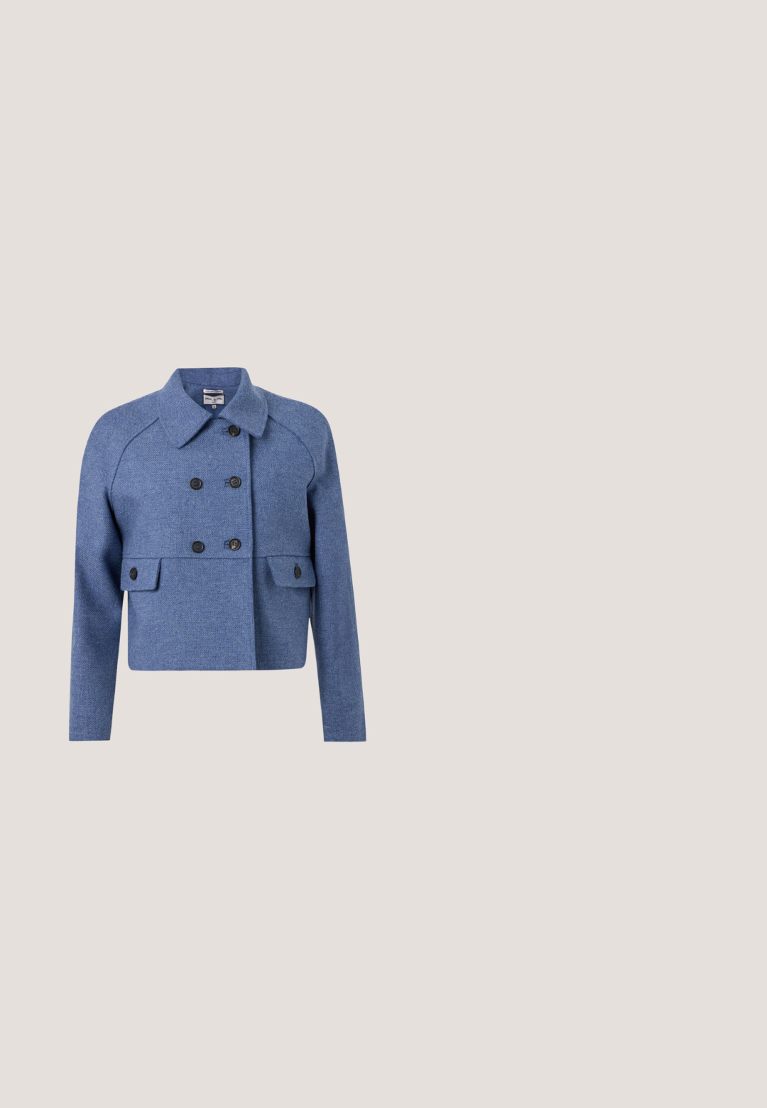 Veste courte en laine bleue à double boutonnage avec boutons noirs, large col, manches longues et deux poches avant à rabat.; Débardeur sans manches à rayures horizontales bleues et blanches, avec encolure dégagée et petit logo métallique sur l'ourlet inférieur.; Jupe midi bleue avec fines rayures blanches et broderie dispersée de sequins floraux marron, noir et beige, avec des plis et une ceinture ajustée.; Chaussure bleu marine à petit talon avec motif à pois texturé et fleur décorative en tissu à l'avant, vue de côté.; Petit sac fourre-tout beige en toile avec deux larges sangles verticales noires, une poignée courte et une bandoulière réglable avec boucle dorée.; Boucles d'oreilles créoles en or et bleu marine avec des accents torsadés en or sur un fond blanc, présentées côte à côte.