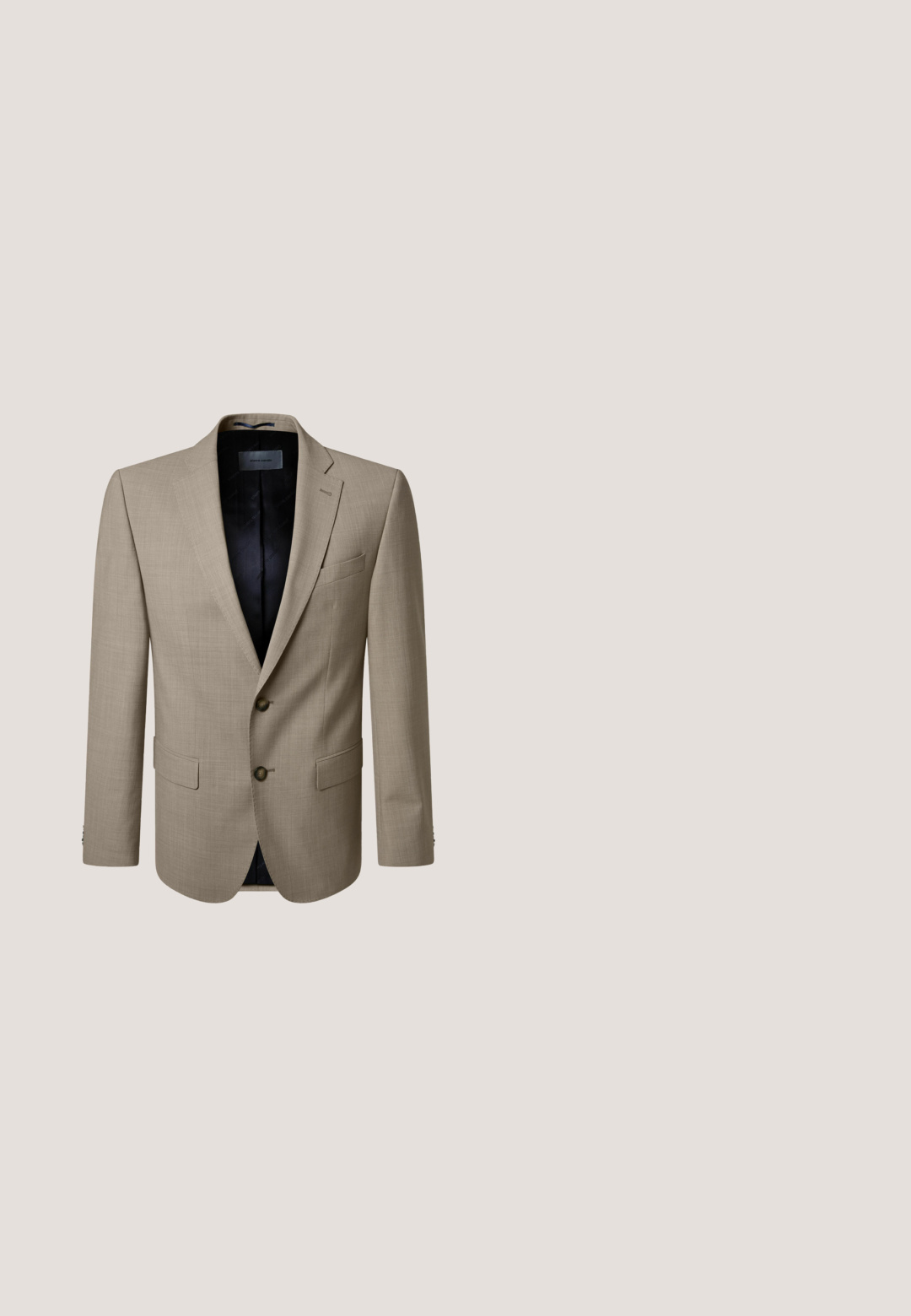 Beiger Herren-Blazer mit zwei Knöpfen, Reverskragen, Klappentaschen und schwarzer Innenausstattung.; Hellbeige Langarmhemd, mit Knopfleiste vorne, klassischem Kragen, glatter Textur und geradem Saum. Es hat eine Standardpassform und weichen Stoff.; Beige maßgeschneiderte Hosen mit flacher Vorderseite, Ein-Knopf-Verschluss und zwei schrägen Seitentaschen. Glattes Material mit schmaler Passform und spitz zulaufendem Bein.; Braune Wildleder-Loafer mit Quasten-Detail, runder Spitze und kontrastierendem braunem Absatz. Glatte Textur und einfache Stickakzente.; Braune Seidenkrawatte mit glatter Textur, schmaler Form und spitzem Ende, vor einem schlichten Hintergrund präsentiert.; Brauner Wildledergürtel, zusammengerollt mit silberner rechteckiger Metallschnalle auf schlichtem hellem Hintergrund.