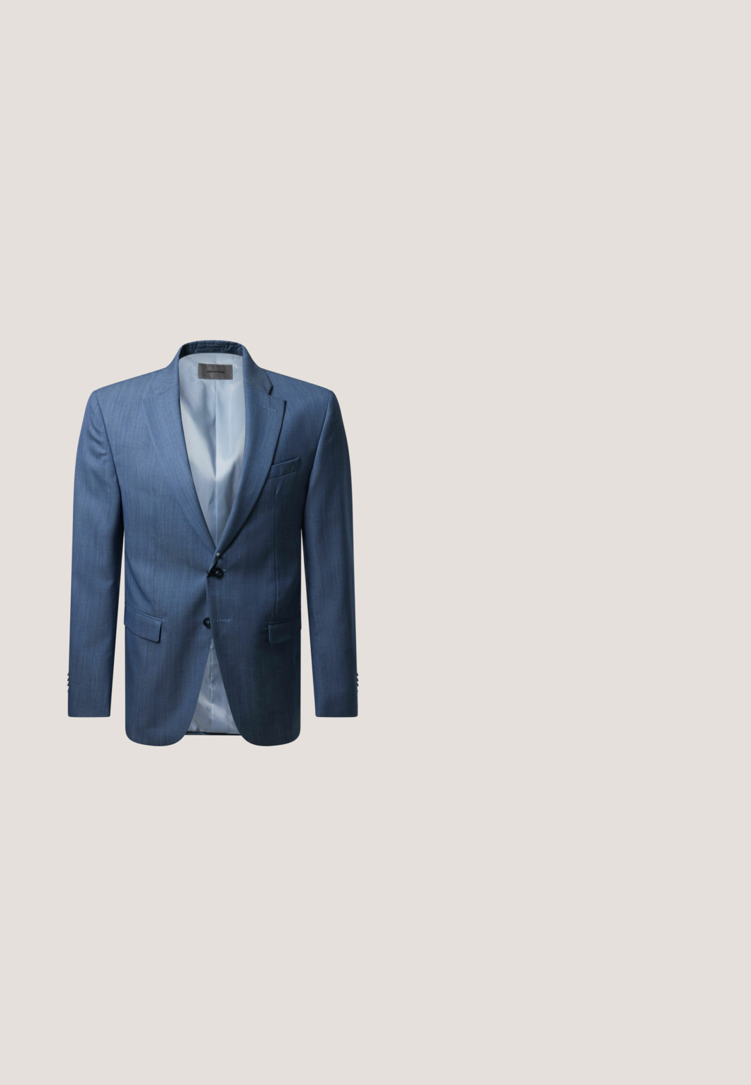 Blaue gemusterte Sakkojacke mit notch-lapels, zwei Knöpfen und seitlichen Taschen. Gefüttert mit leicht blauem Stoff, mit Nähdetails.; Herren Langarmhemd, hellblau mit weißen Streifen, knöpfbarer Frontverschluss, klassischer Kragen, Baumwollstoff, glatte Textur, abgerundeter Saum.; Helle blaue Hose aus einem strukturierten Stoff, mit geradem Bein-Design, vorderen Taschen und flachem Vorderteil ohne sichtbare Verschlüsse.; Hellblauer Herrenschuh mit strukturiertem Muster, spitz zulaufender Spitze und brauner hölzerner Sohle mit blauem Akzent an der Ferse.; Krawatten- und Einstecktuch-Set mit blauem, weißem und rosafarbenem Blumenmuster auf weißem Hintergrund.; Marineblauer Ledergürtel mit silberner rechteckiger Schnalle und kleinem rechteckigem Logodetail an der Gürtelschlaufe.