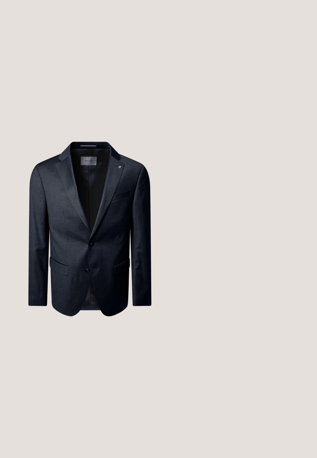 Blazer gris foncé avec une fermeture à deux boutons, des revers à notch et deux poches avant. Texture lisse avec de subtils motifs de tissu. Intérieur doublé.; Chemise blanche à manches longues, fabriquée en tissu lisse, avec un col classique, une patte de boutonnage et des poignets soigneusement taillés.; Chino en coton bleu marine avec une coupe slim, présentant une fermeture par bouton et zip, des passants de ceinture, et des poches avant et arrière. Texture lisse.; Chaussure habillée noire pour homme avec fermeture à lacets, bout lisse, panneaux latéraux texturés et talon bas empilé, présentée en profil latéral sur fond blanc.; Cravate bleu marine avec un petit motif floral multicolore réparti uniformément sur le tissu.; Ceinture en tissu noir avec une boucle en métal argenté gravée d'un colibri, enroulée et posée sur un fond blanc.
