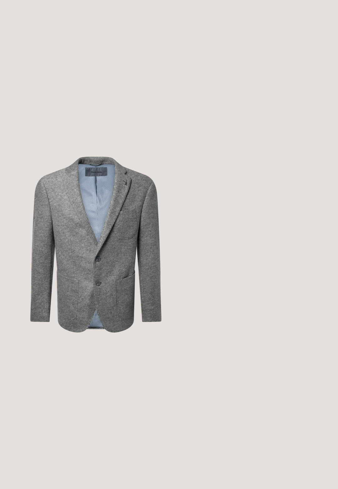 Grau strukturiertes Herrenblazer mit zwei Knöpfen, aufgesetzten Taschen und hellblauem gemustertem Innenfutter, beschriftet mit Pierre Cardin.; Hellblaues langärmeliges Polohemd mit Kragen und kurzem Reißverschluss in der vorderen Mitte.; Hellgraue, maßgeschneiderte Hose mit glatter Textur, ausgestattet mit einem Knopfverschluss, Gürtelschlaufen und Fronttaschen. Design in knöchellanger, verkürzter Form.; Blauer Wildleder-Slipper mit beiger Sohle, niedrigem Absatz und einem dekorativen Riemen über dem Spann.; Graue Ledertasche mit strukturierter Oberfläche, ausgestattet mit einem Reißverschluss oben und einem verstellbaren Riemen. Inklusive einer Vordertasche mit Reißverschluss.; Grau Wildledergürtel mit glatter Oberfläche, silberner Metallschnalle und minimalen Nähten. Flaches Design mit zulaufenden Enden.