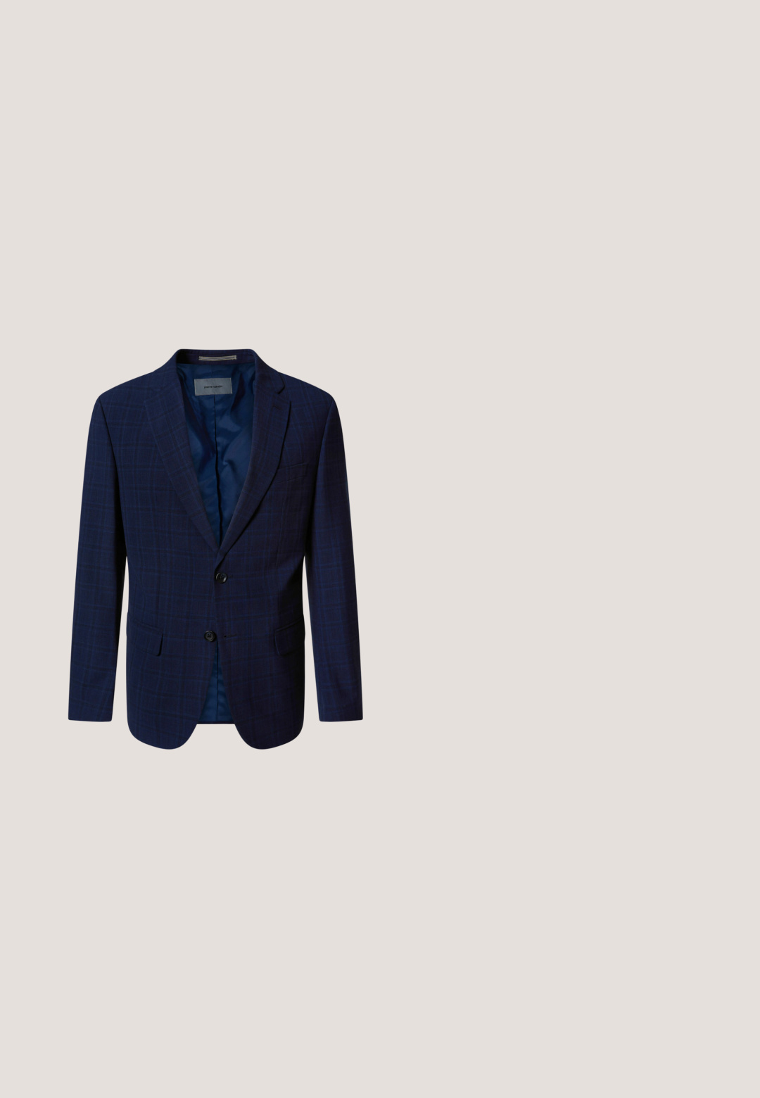 Marineblauer Herrenblazer mit dezentem Karomuster, Zweiknopfverschluss, Schlitzrevers und Pattentaschen, offen getragen, um das glatte Innenfutter zu zeigen.; Herren Langarmhemd, hellblau mit weißen Streifen, knöpfbarer Frontverschluss, klassischer Kragen, Baumwollstoff, glatte Textur, abgerundeter Saum.; Marineblaues Hosen im taillierten Schnitt, aus glattem Stoff mit geradem Bein, ausgestattet mit Gürtelschlaufen und dezenten Bügelfalten.; Herren Slipper aus schwarzem Wildleder mit glattem Lederband und niedrigem Absatz, seitlich auf weißem Hintergrund dargestellt.; Hellblaues Einstecktuch mit schwarzem und weißem Blumenmuster und "BOSS"-Logo in der unteren Ecke, auf einer weißen Oberfläche gefaltet.; Dunkelblauer Wildledergürtel mit einer silbernen Schnalle mit überlappendem Doppel-B-Design, aufgewickelt auf weißem Hintergrund dargestellt.